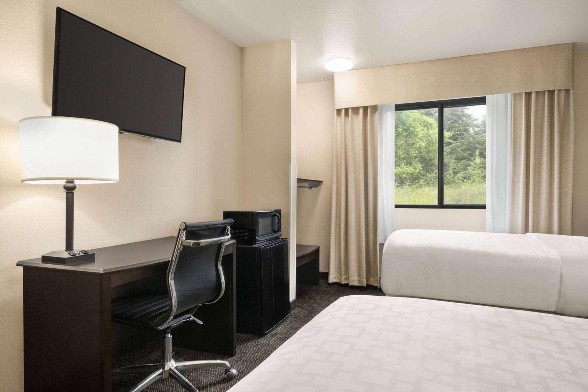 Baymont by Wyndham Hearne photo 33