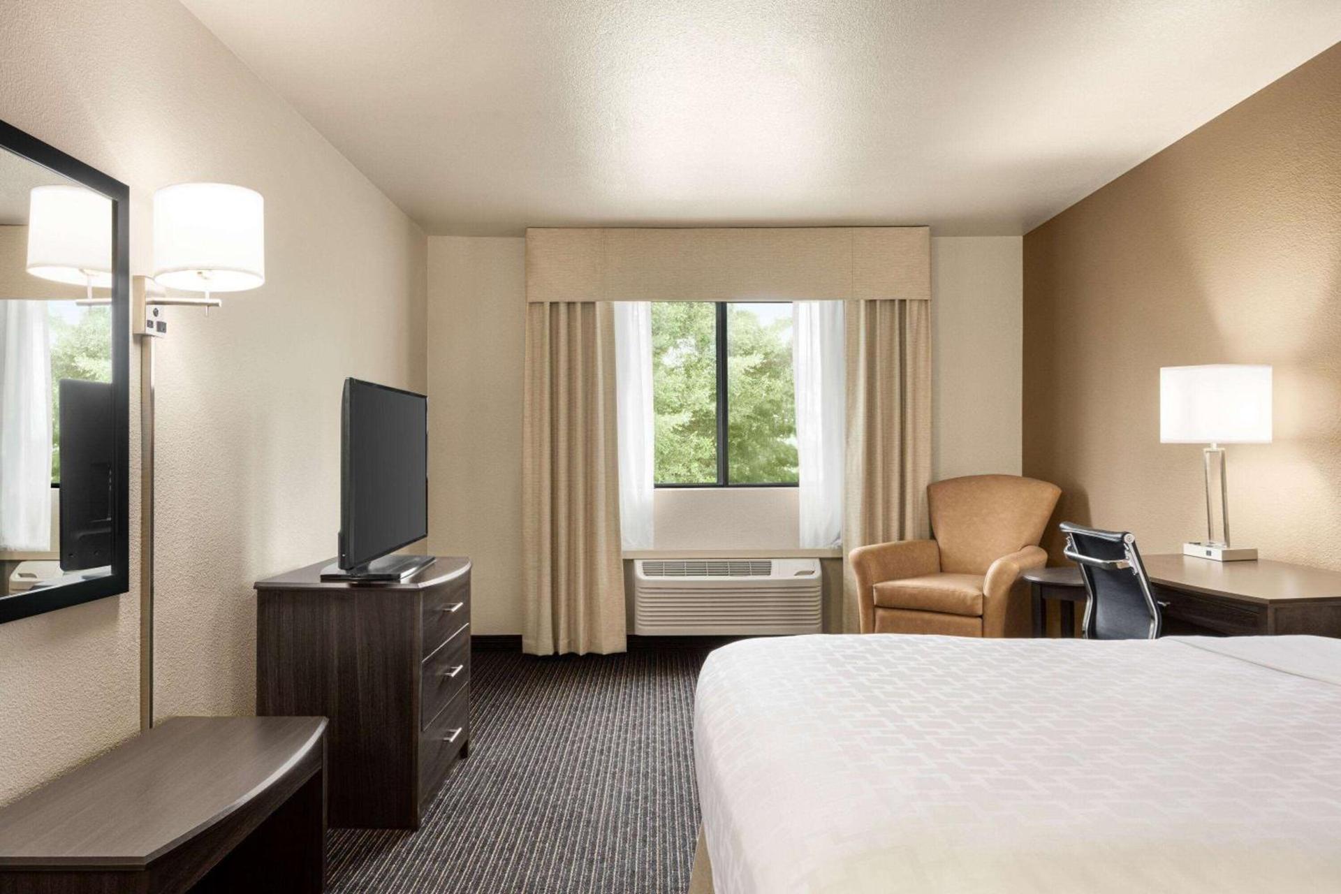 Baymont by Wyndham Hearne photo 34