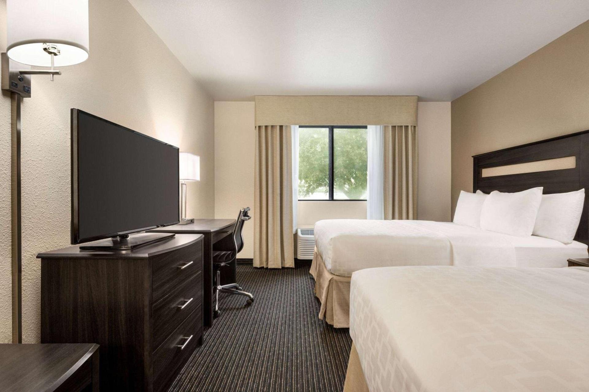 Baymont by Wyndham Hearne photo 35