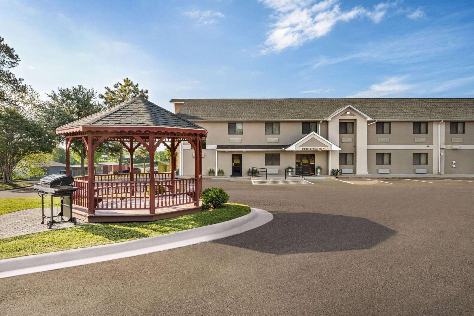 Baymont by Wyndham Hearne photo 38