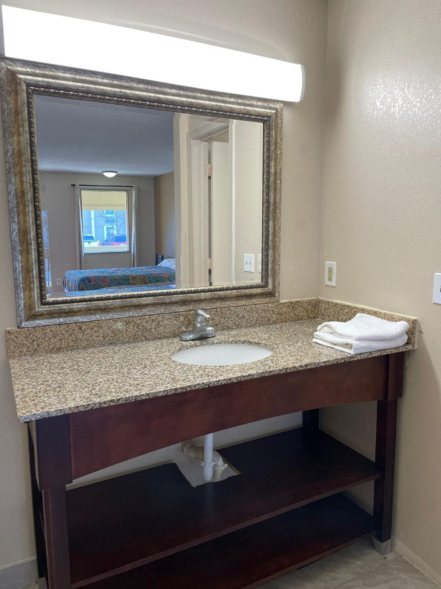 DELUXE INN photo 7