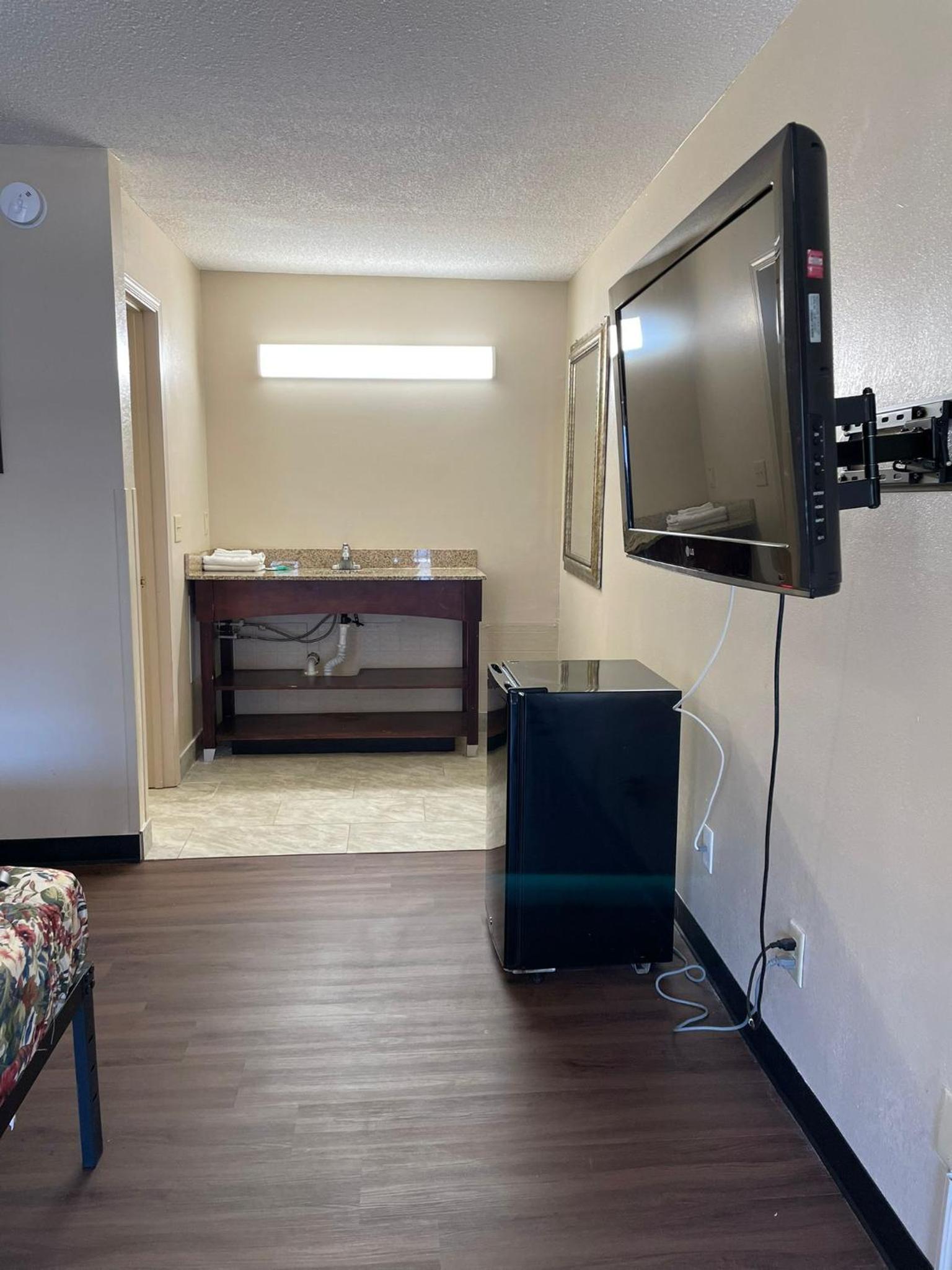 DELUXE INN photo 8