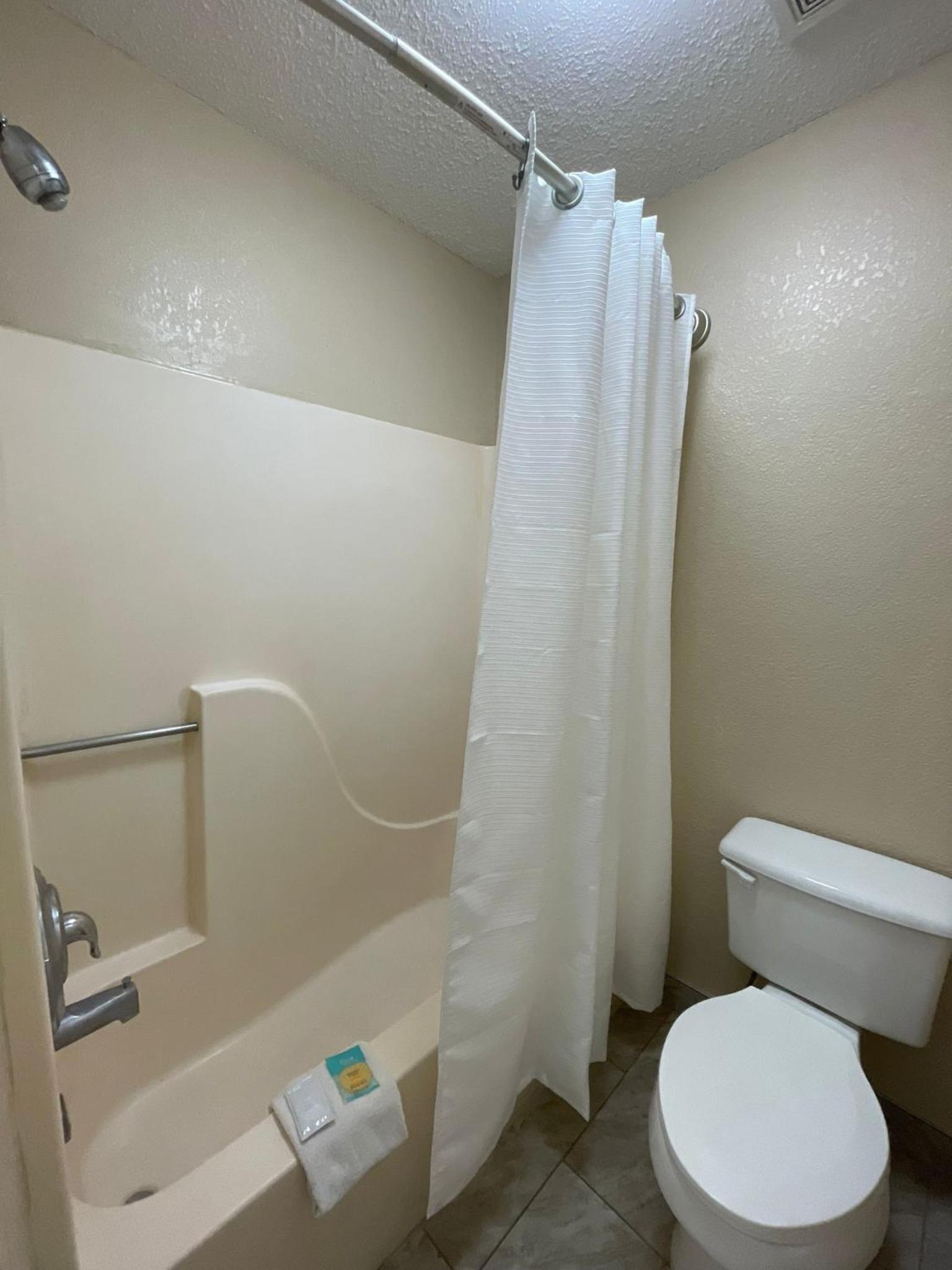 DELUXE INN photo 11
