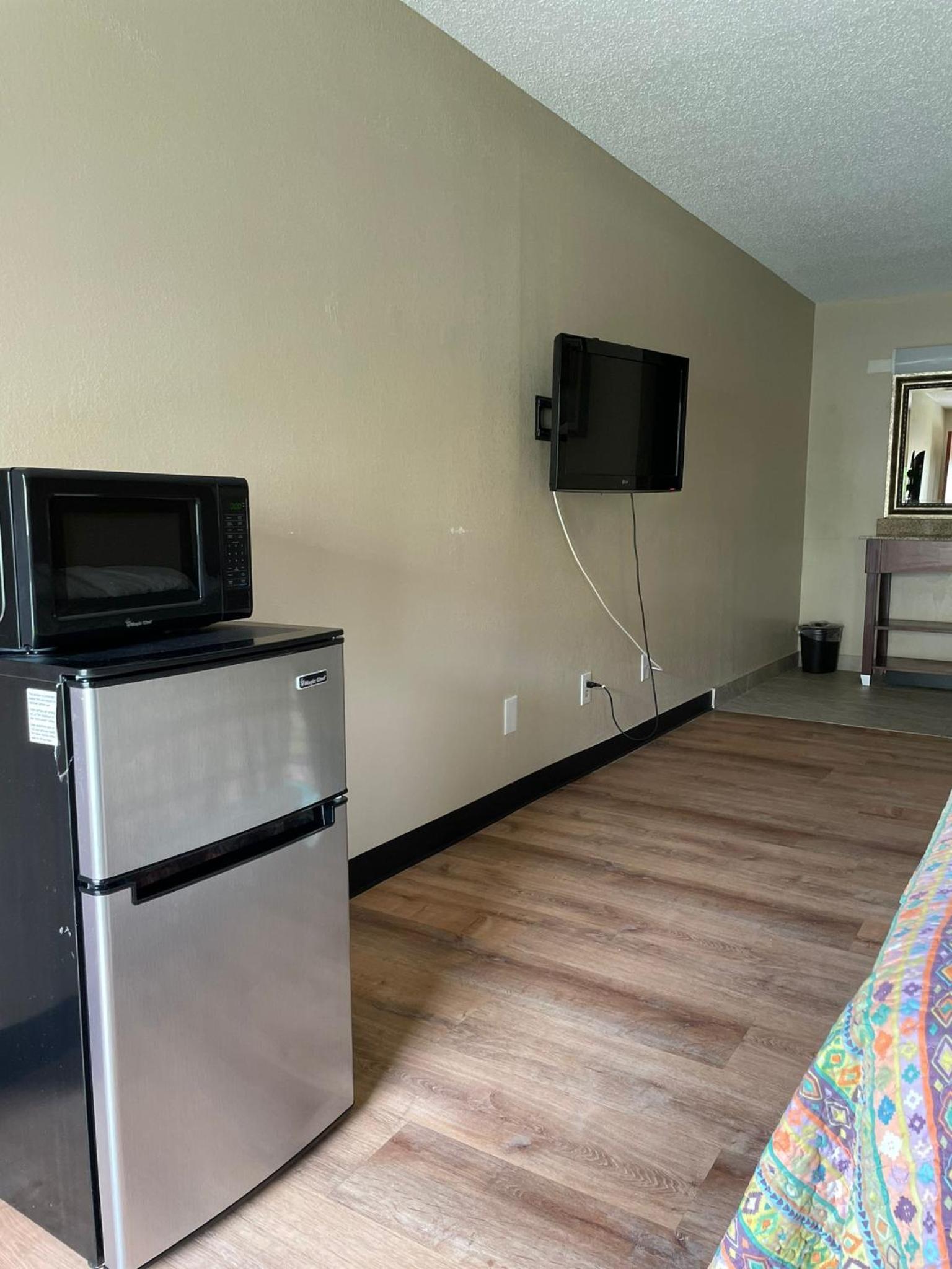DELUXE INN photo 12