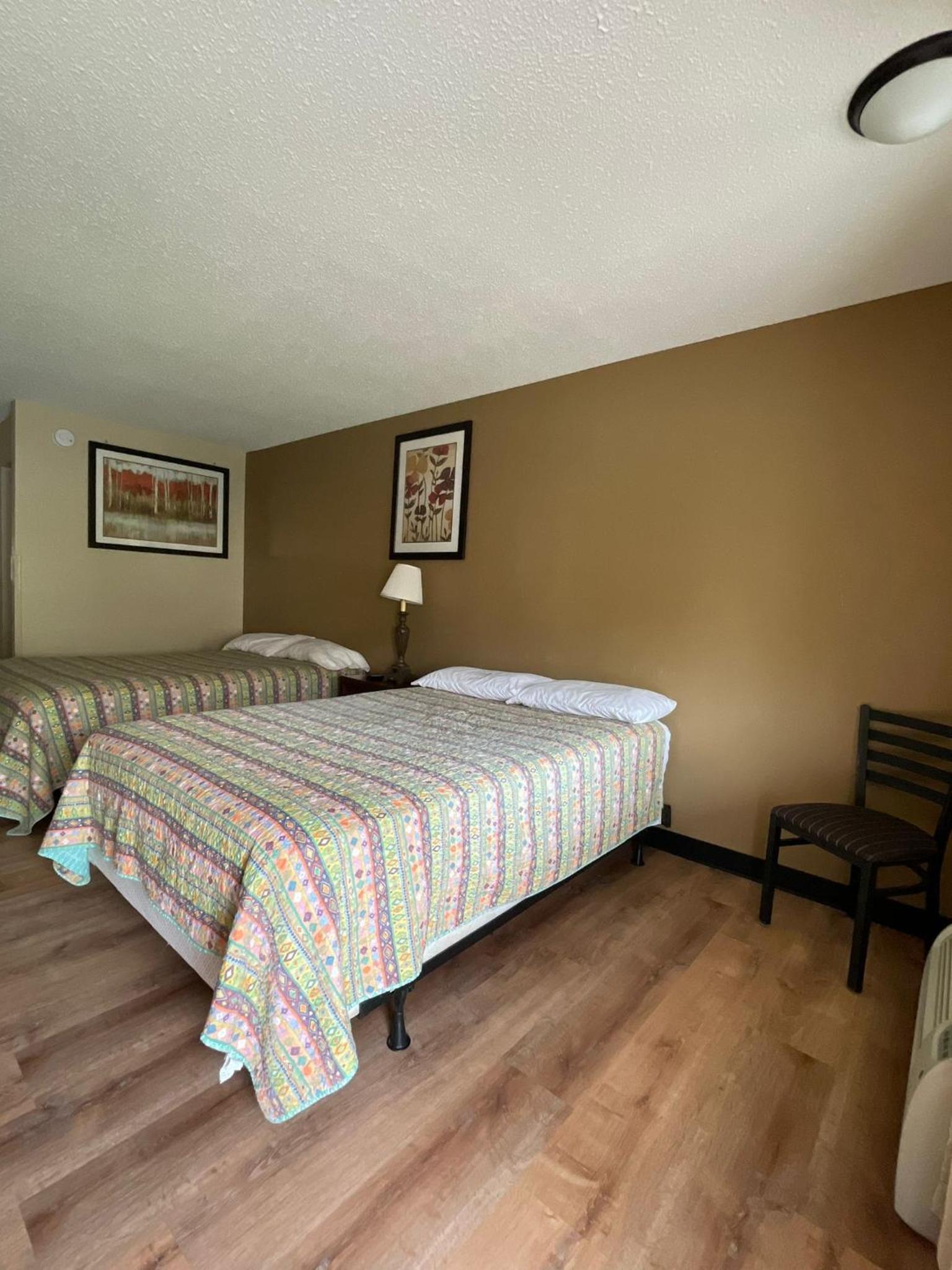 DELUXE INN photo 10