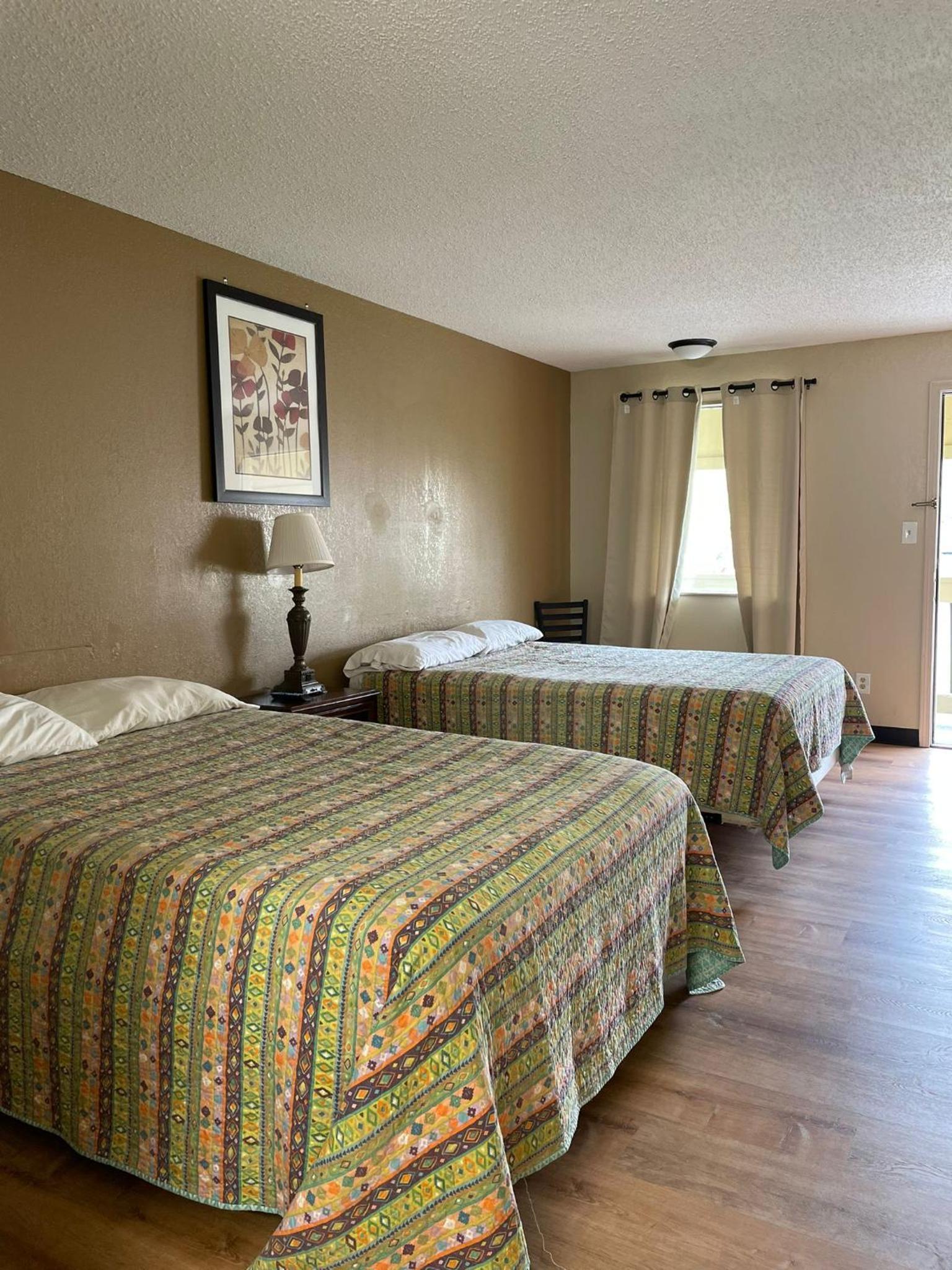 DELUXE INN photo 13