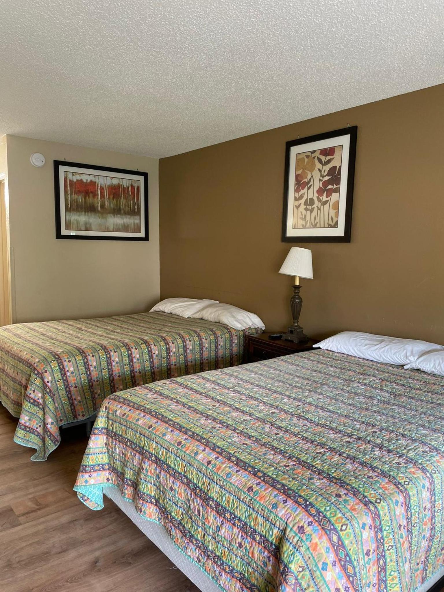 DELUXE INN photo 14