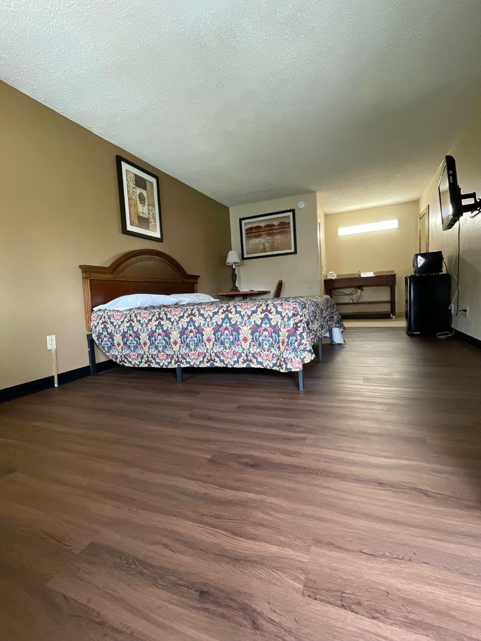 DELUXE INN photo 18