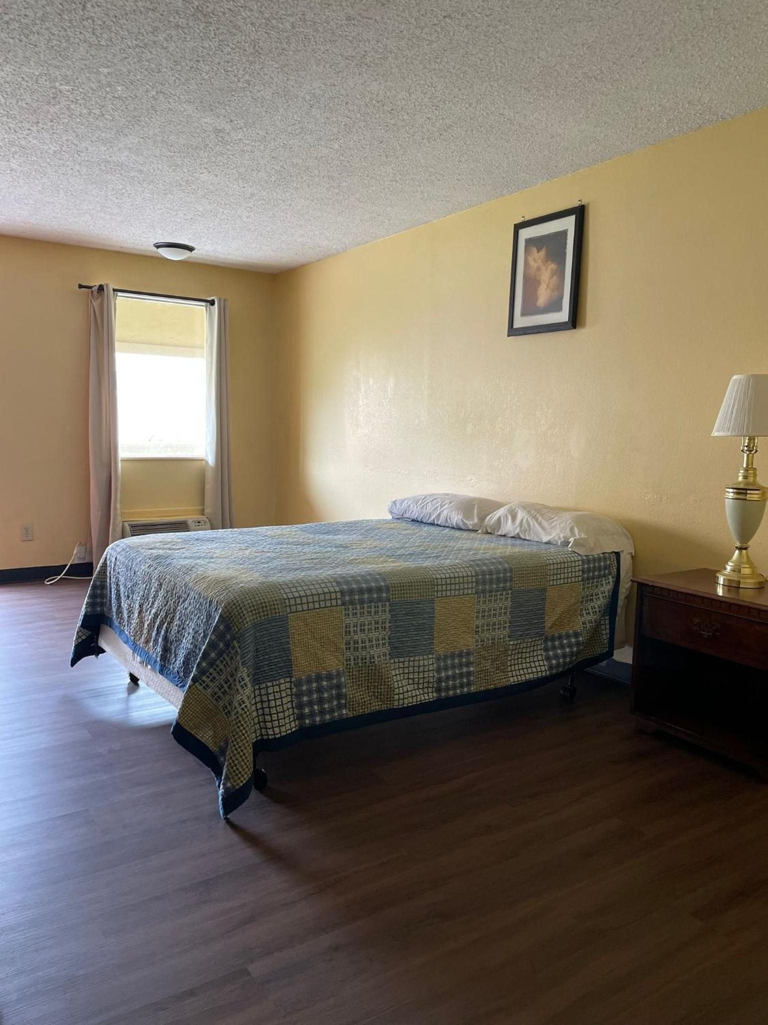 DELUXE INN photo 16