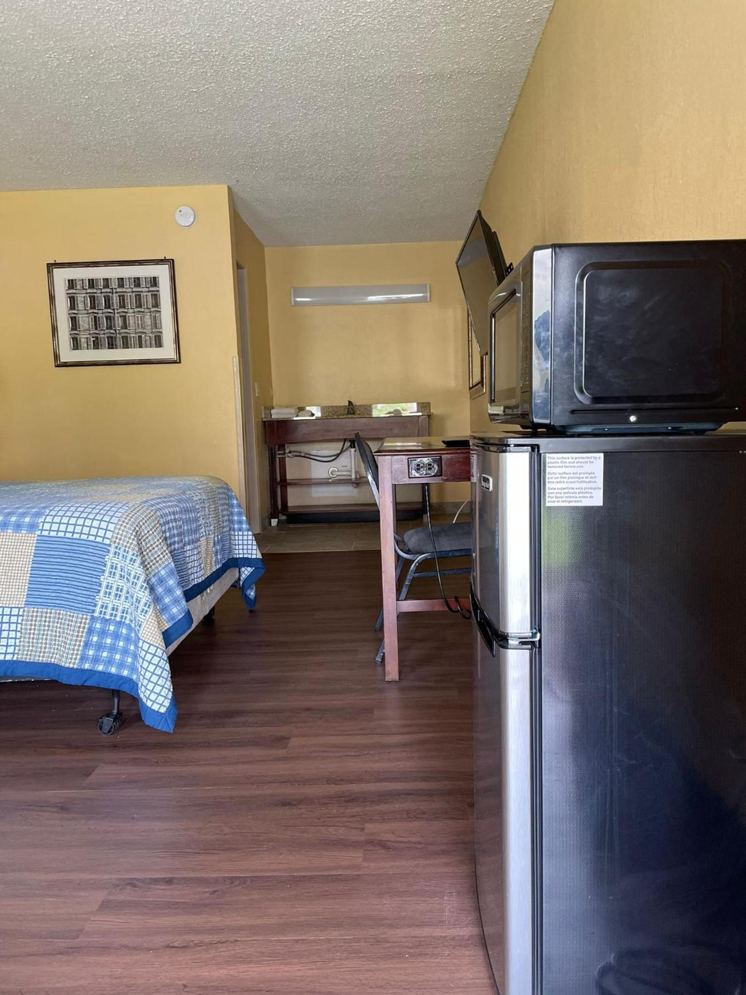 DELUXE INN photo 19