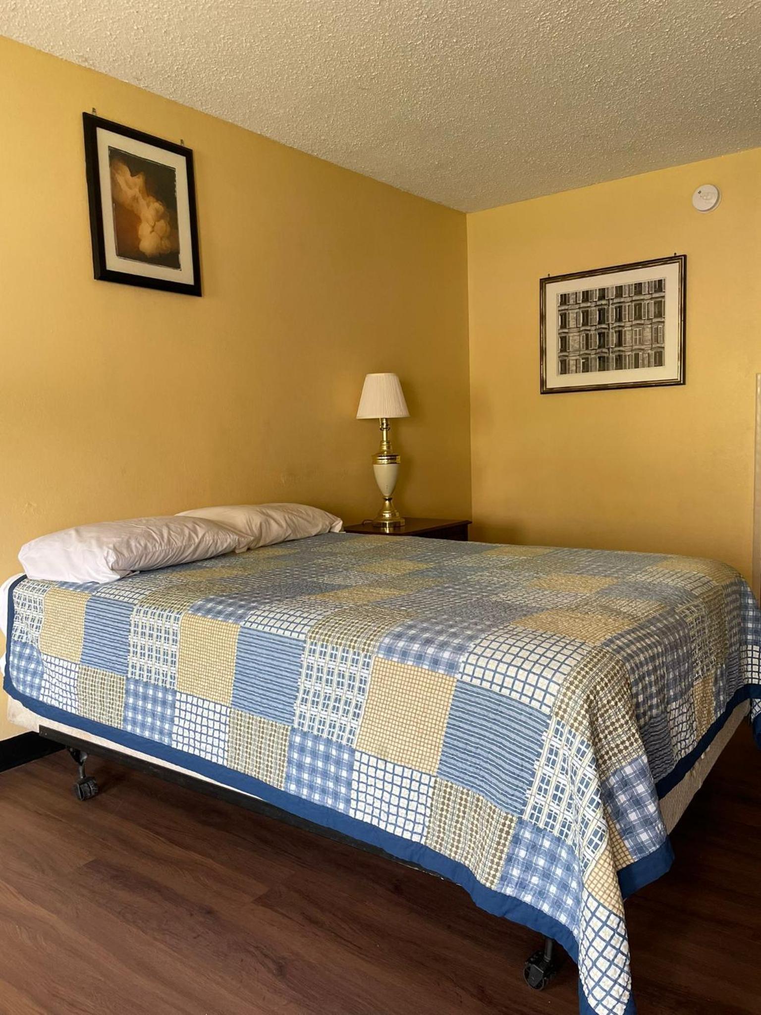 DELUXE INN photo 2