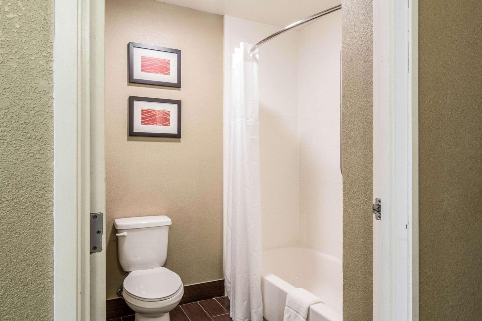 Quality Inn & Suites Salem near I-57 photo 18