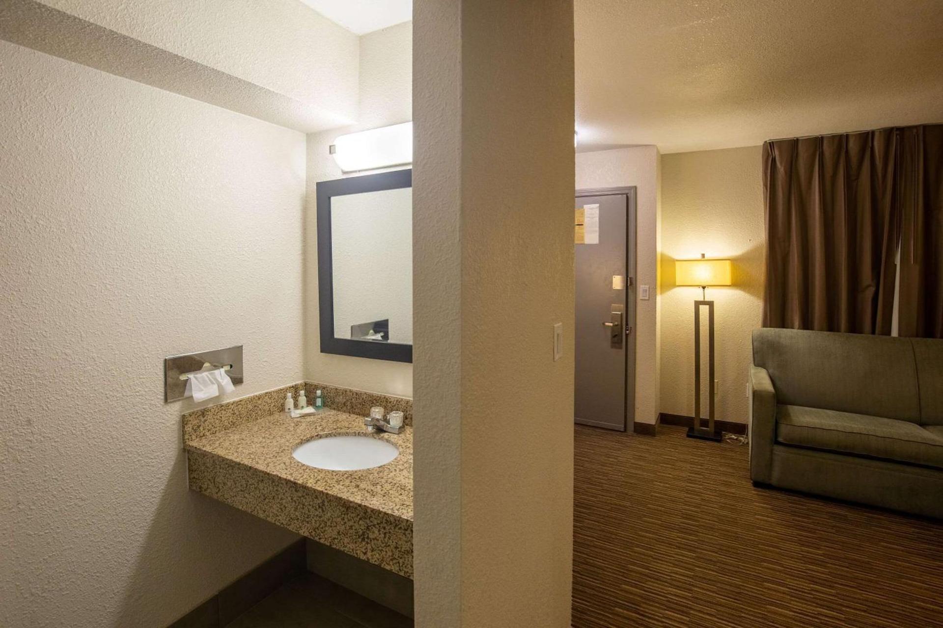 Quality Inn & Suites Portage Central photo 37