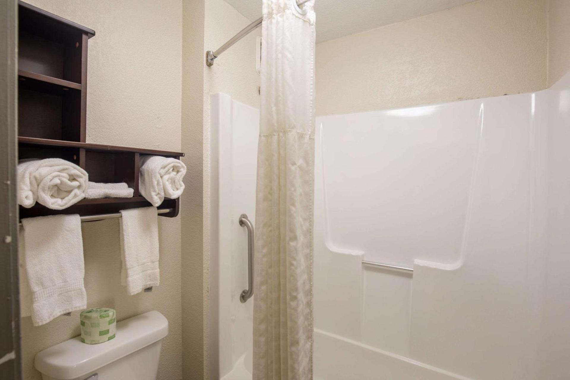 Quality Inn & Suites Portage Central photo 40