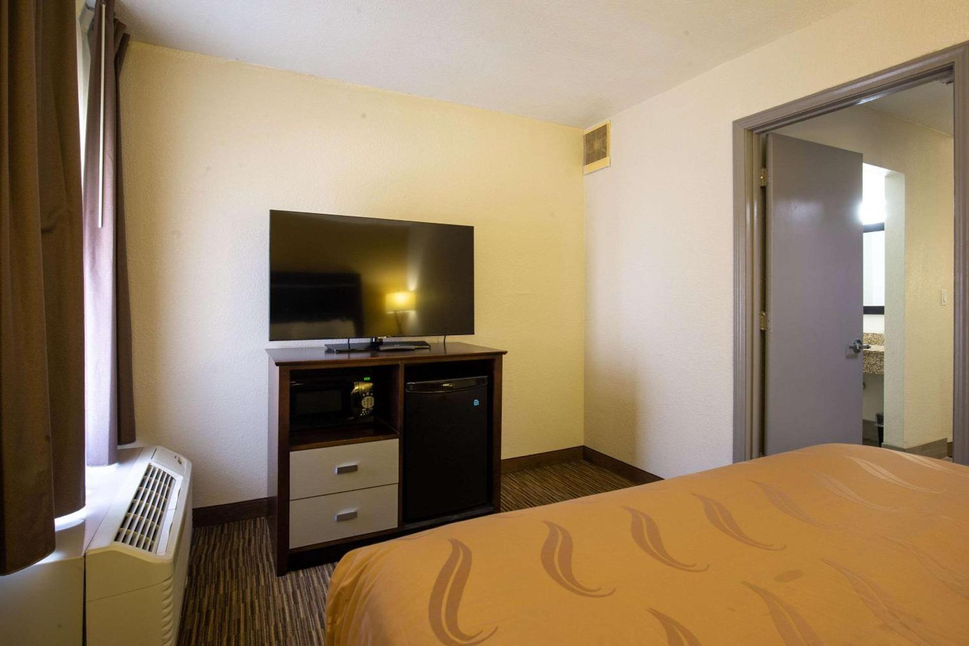 Quality Inn & Suites Portage Central photo 39