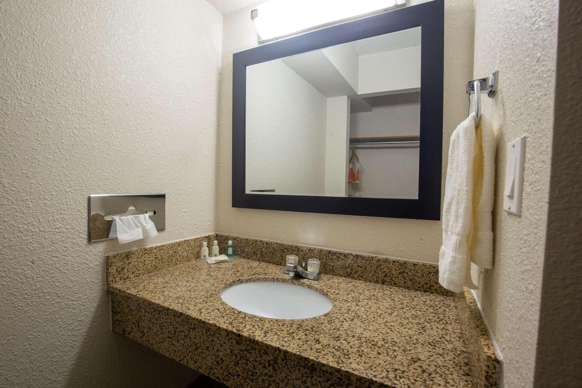 Quality Inn & Suites Portage Central photo 41
