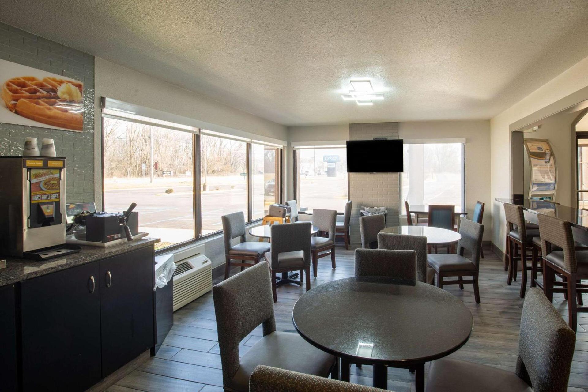Quality Inn & Suites Portage Central photo 52