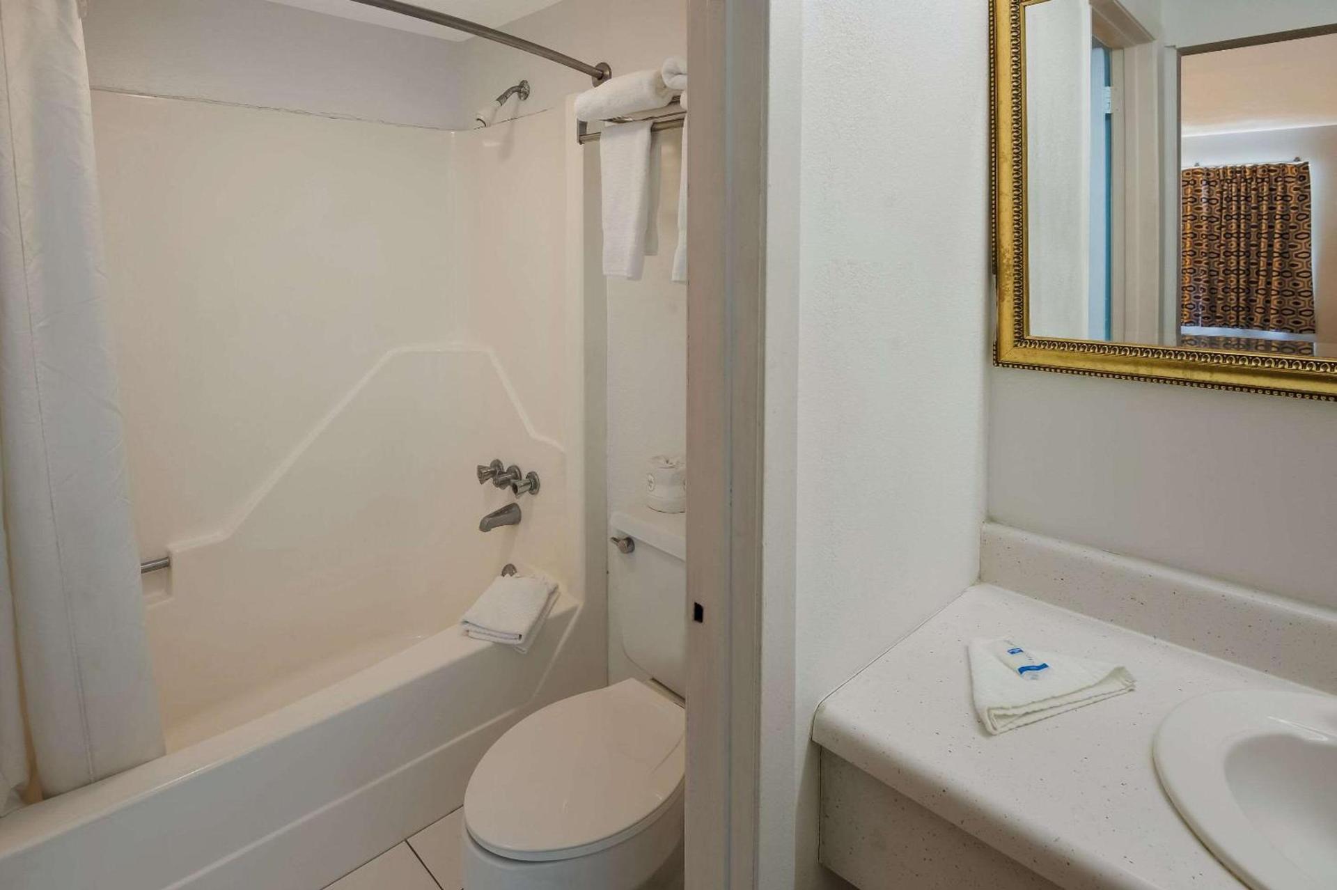 Rodeway Inn Brazil photo 14