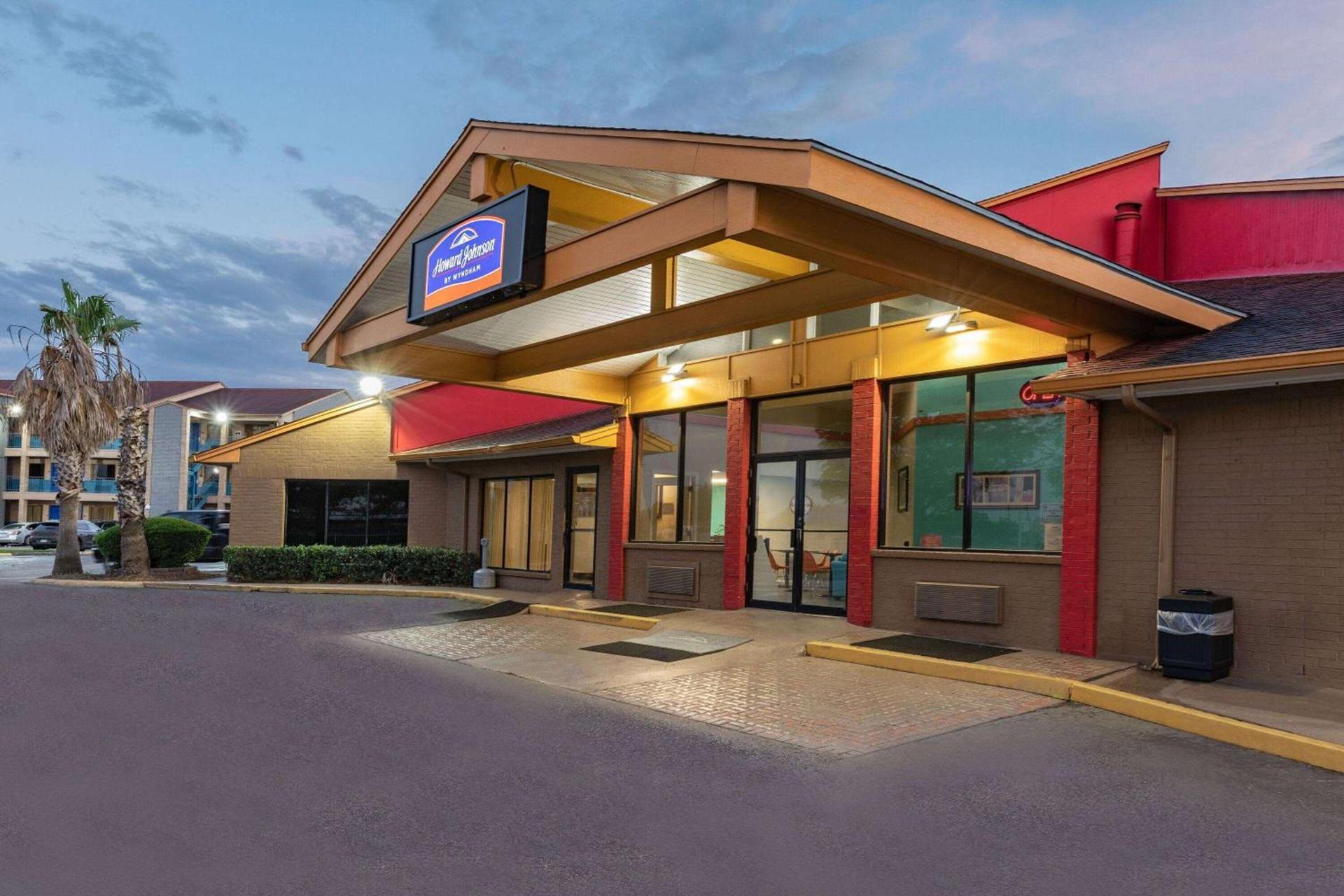 Howard Johnson by Wyndham Houston Hobby Airport photo 2