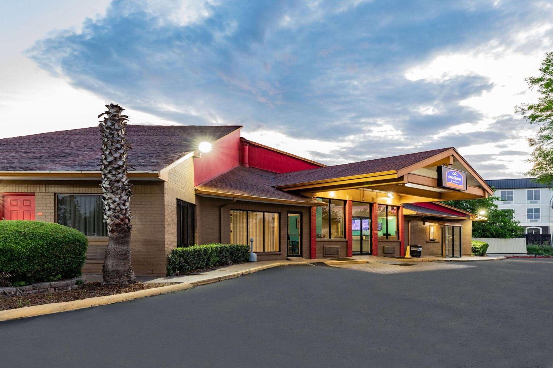 Howard Johnson by Wyndham Houston Hobby Airport photo 3
