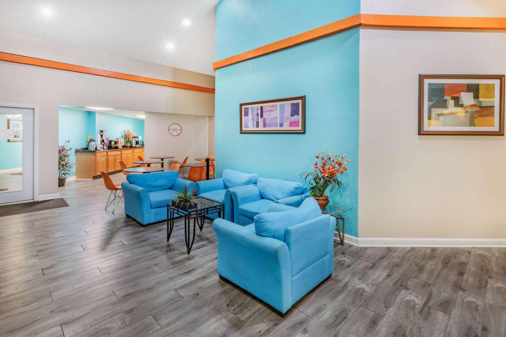 Howard Johnson by Wyndham Houston Hobby Airport photo 6