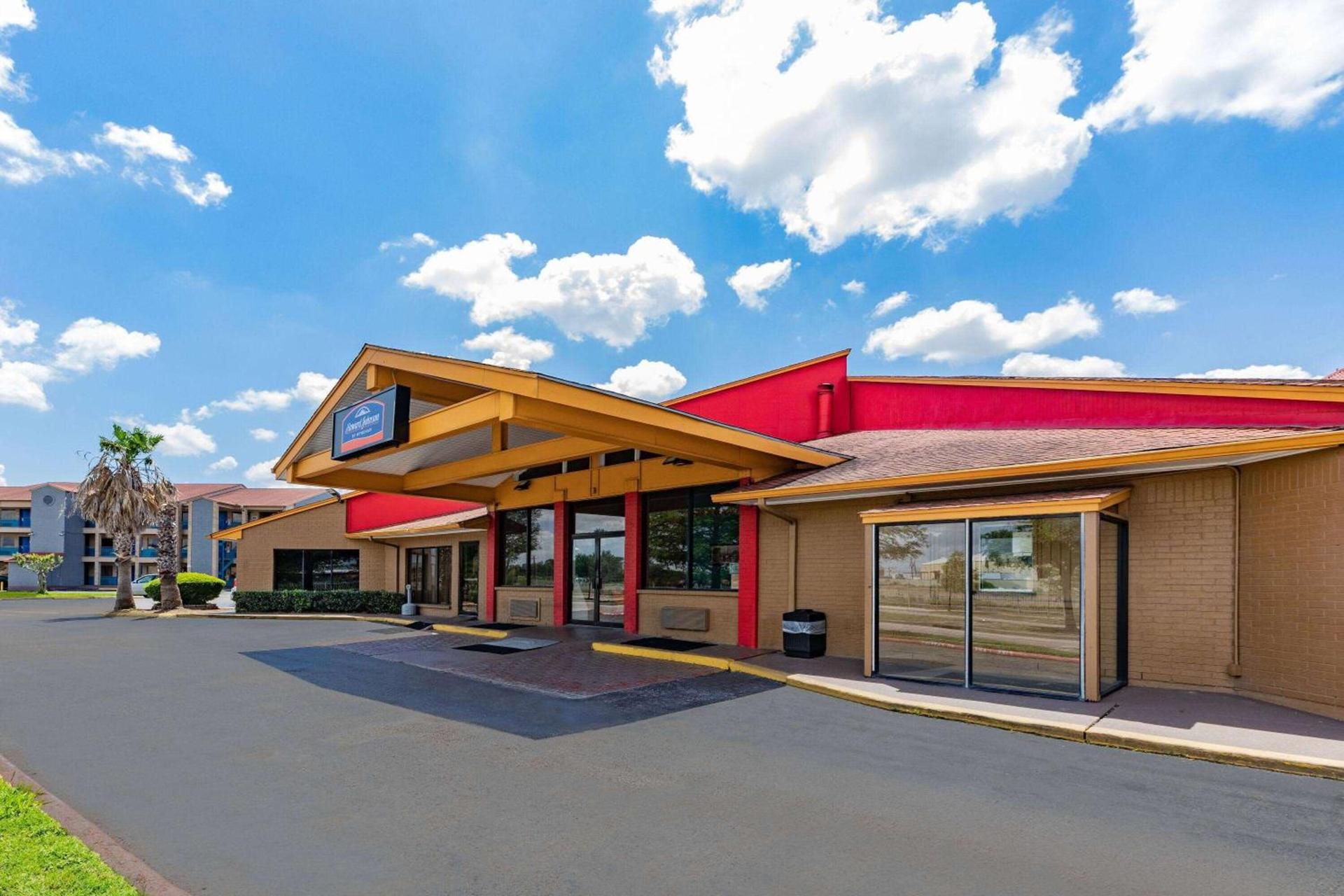 Howard Johnson by Wyndham Houston Hobby Airport photo 4