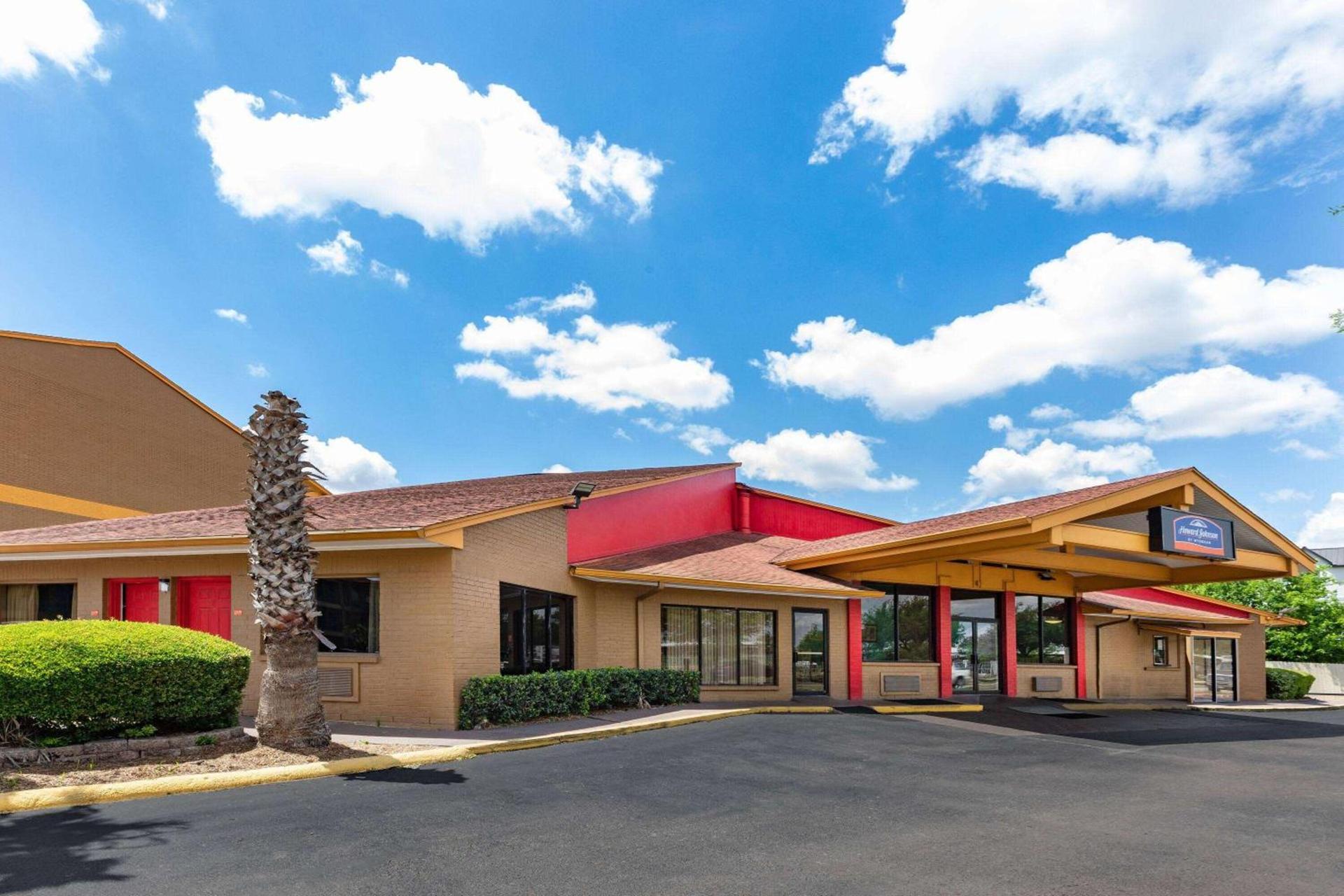 Howard Johnson by Wyndham Houston Hobby Airport photo 1