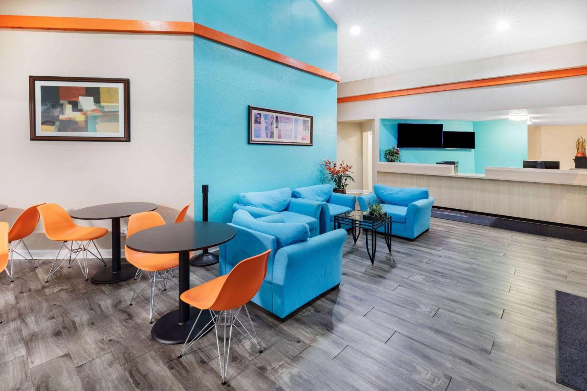 Howard Johnson by Wyndham Houston Hobby Airport photo 7