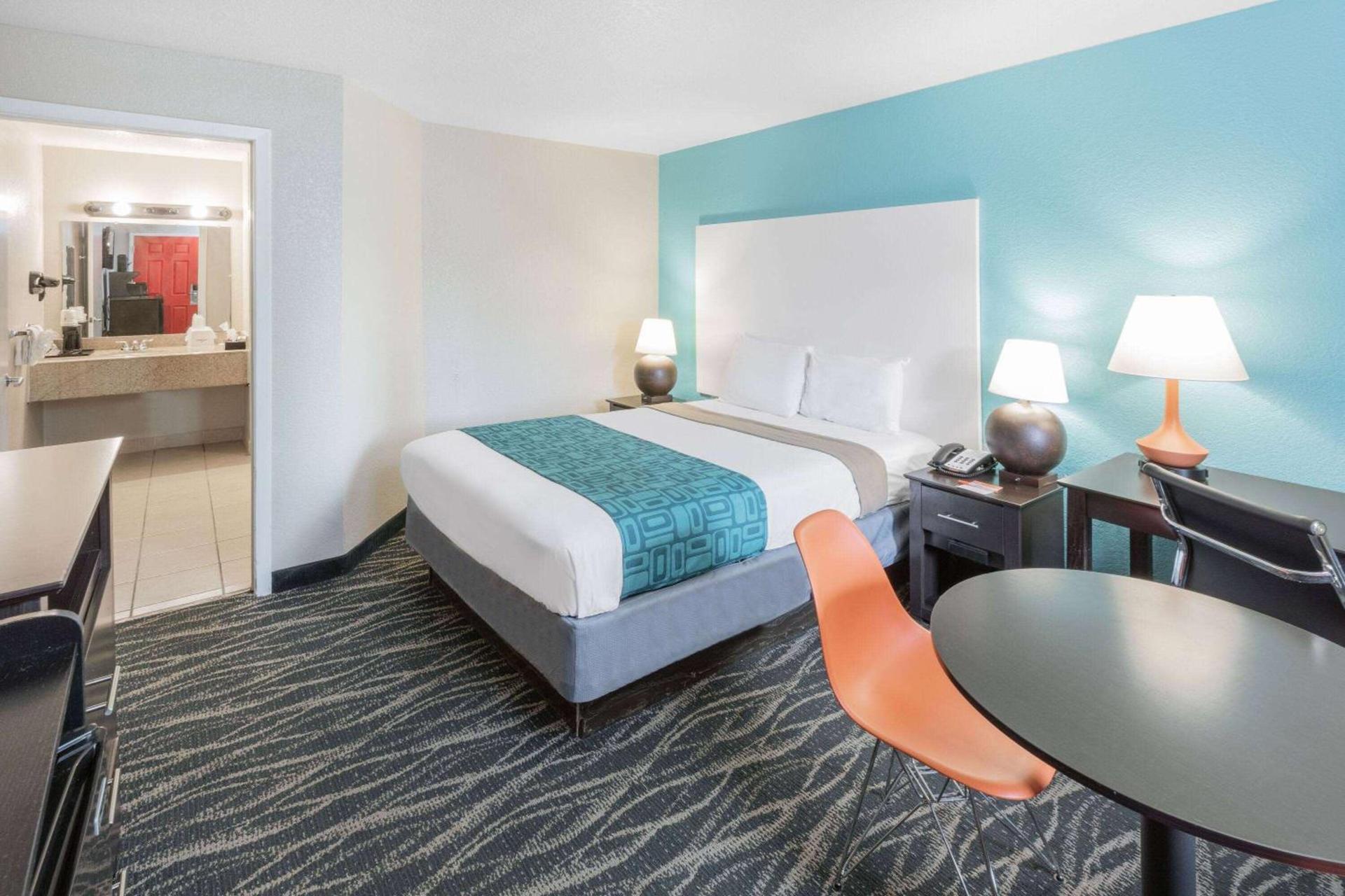 Howard Johnson by Wyndham Houston Hobby Airport photo 14