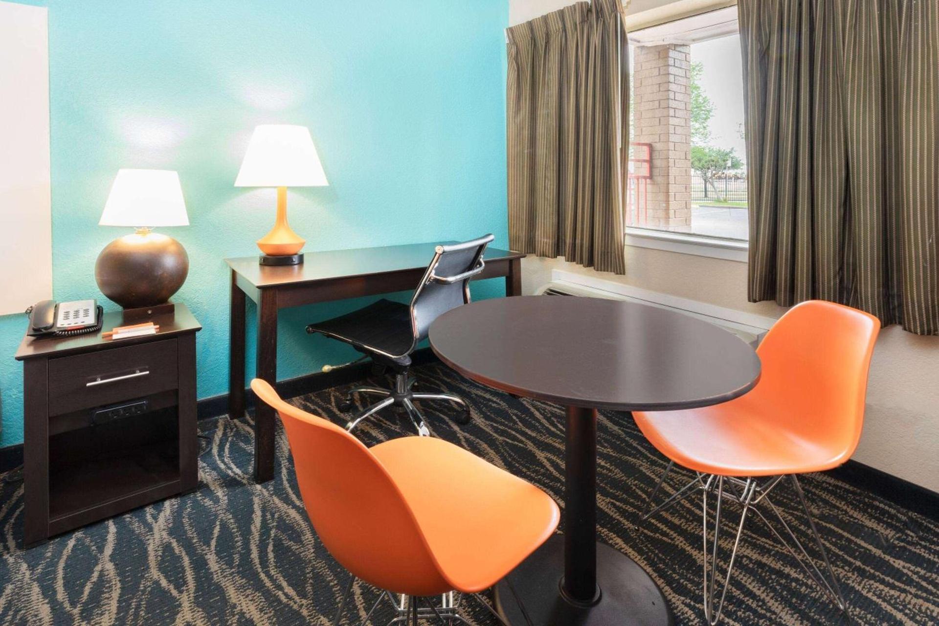 Howard Johnson by Wyndham Houston Hobby Airport photo 18