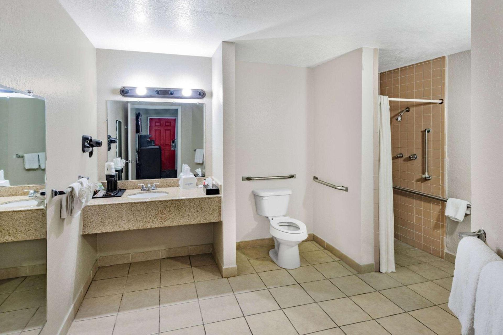Howard Johnson by Wyndham Houston Hobby Airport photo 17