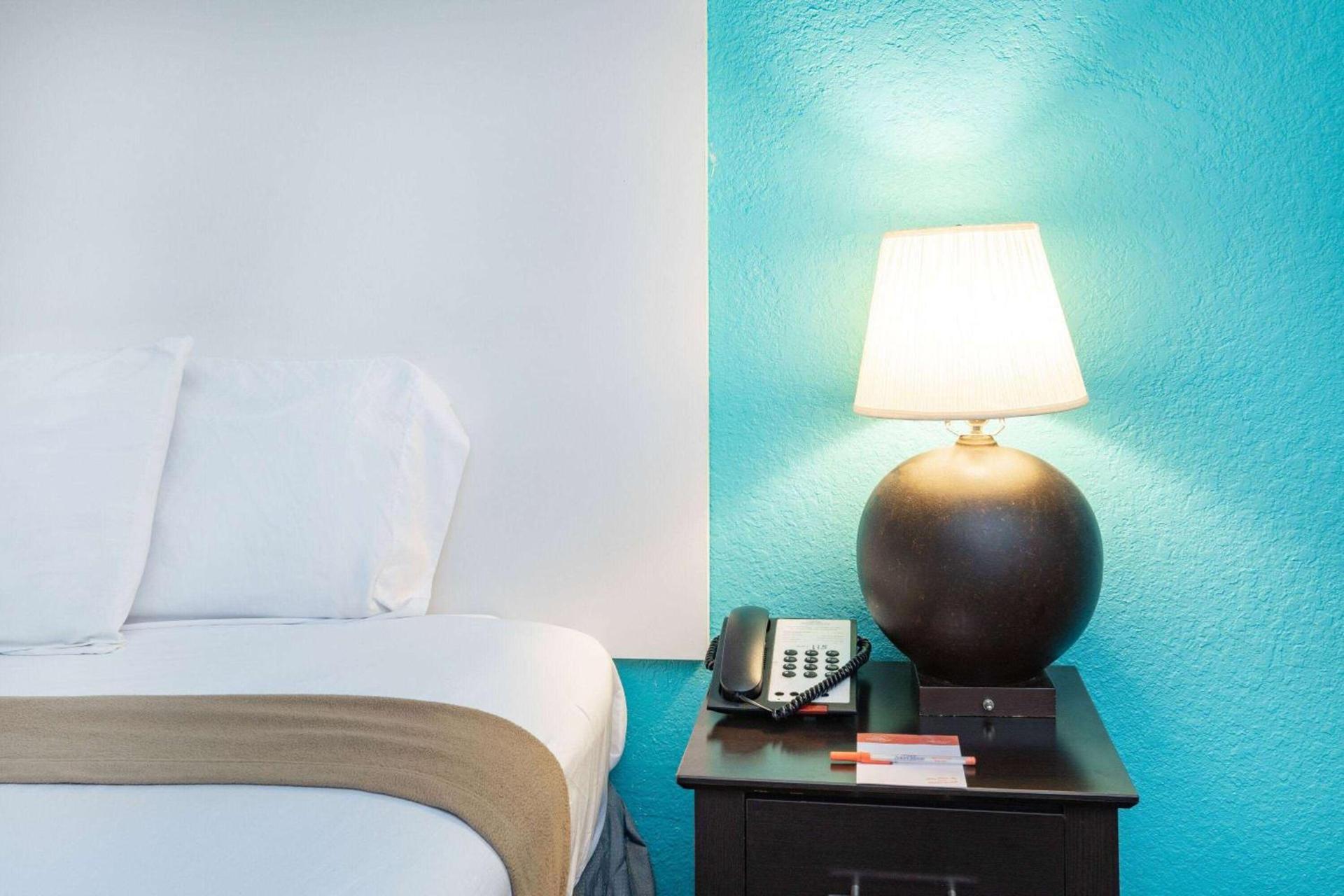 Howard Johnson by Wyndham Houston Hobby Airport photo 20