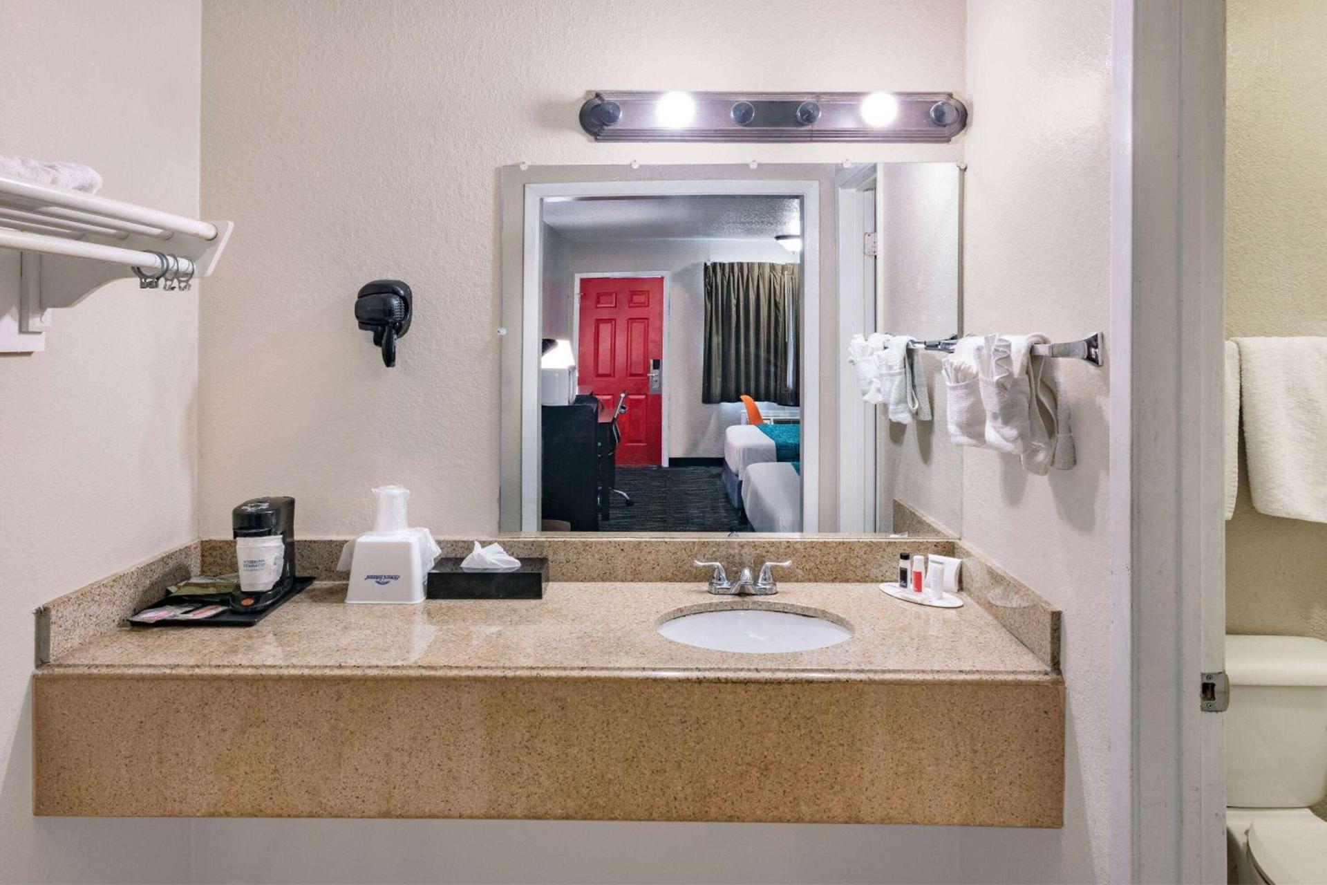 Howard Johnson by Wyndham Houston Hobby Airport photo 21