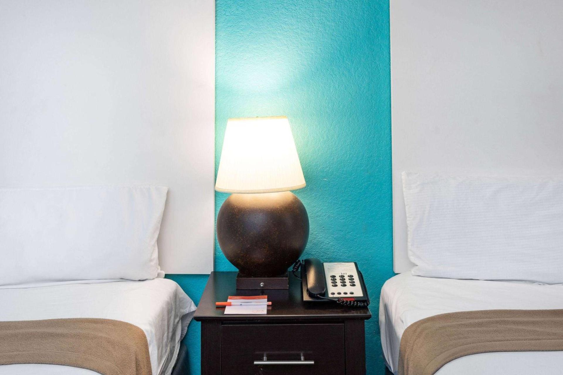 Howard Johnson by Wyndham Houston Hobby Airport photo 24