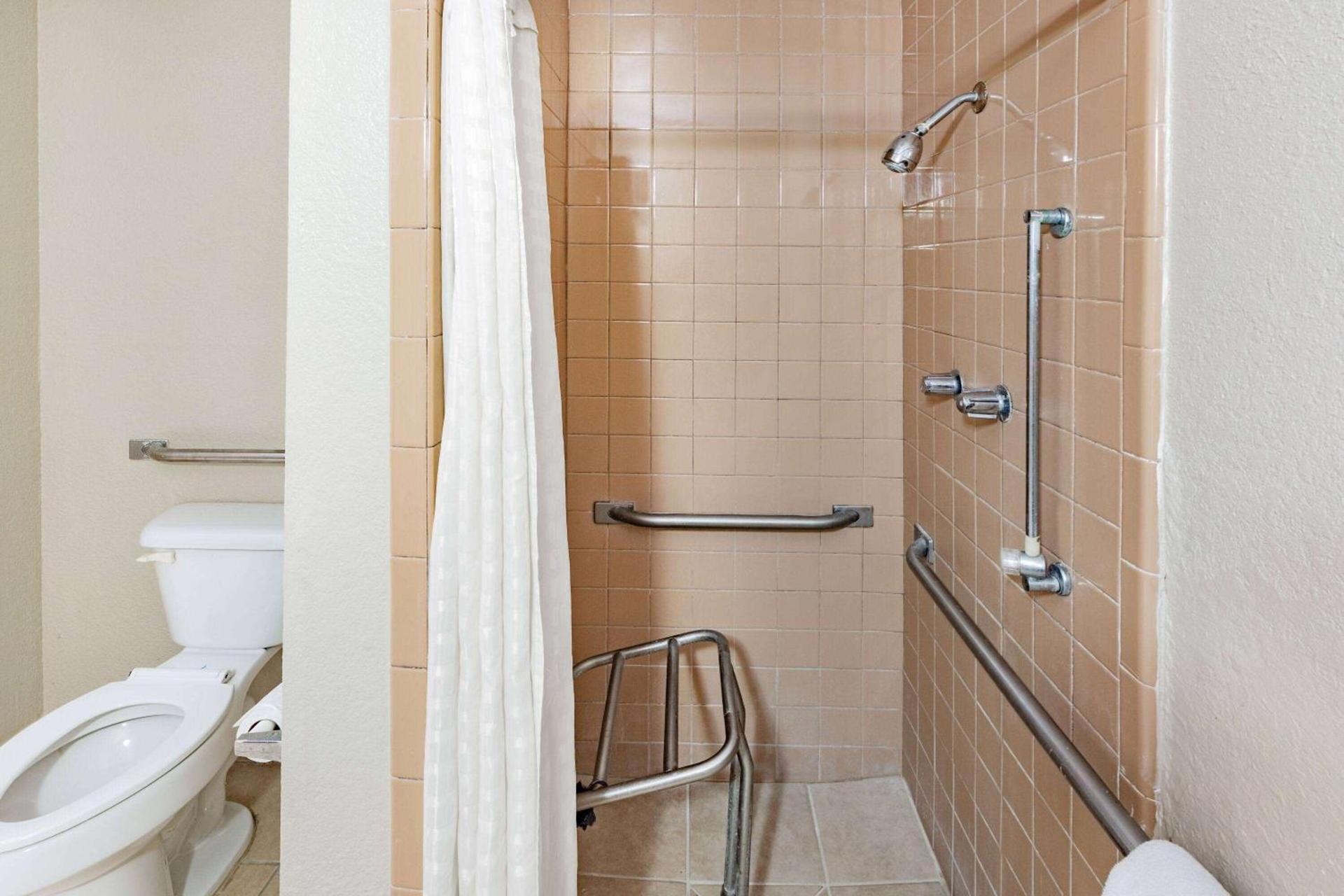 Howard Johnson by Wyndham Houston Hobby Airport photo 23