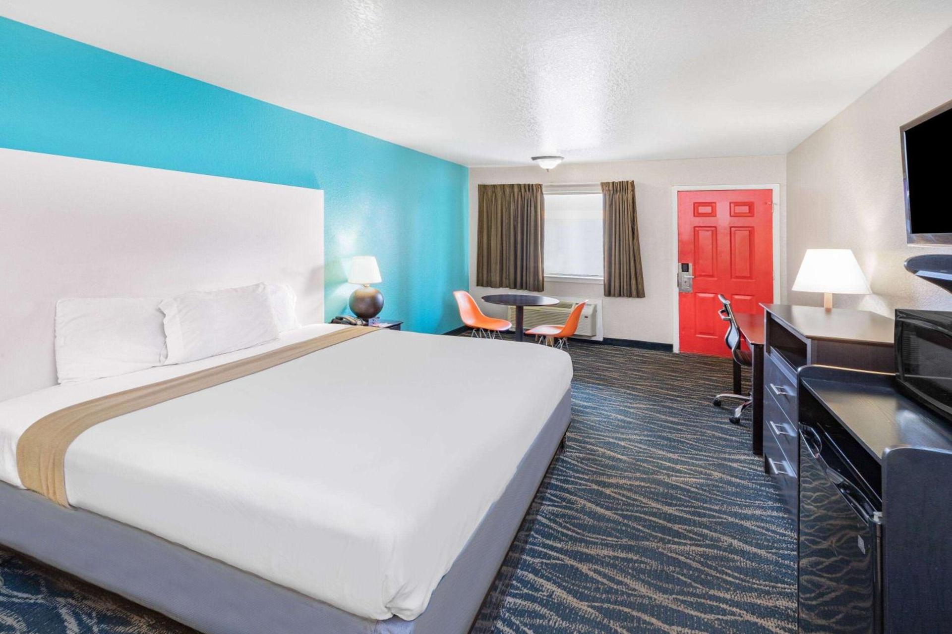 Howard Johnson by Wyndham Houston Hobby Airport photo 25