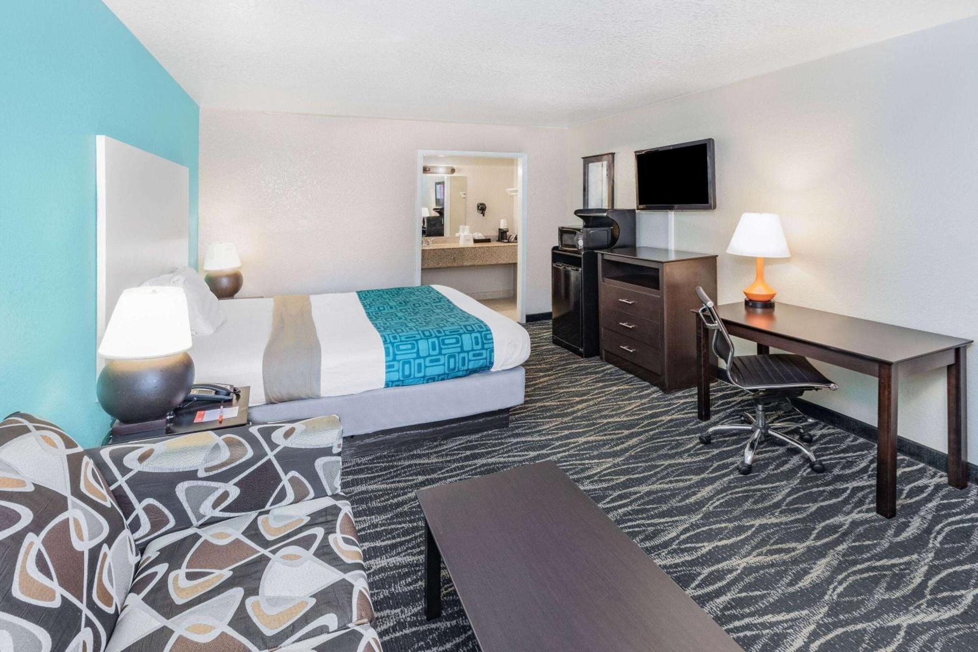 Howard Johnson by Wyndham Houston Hobby Airport photo 26