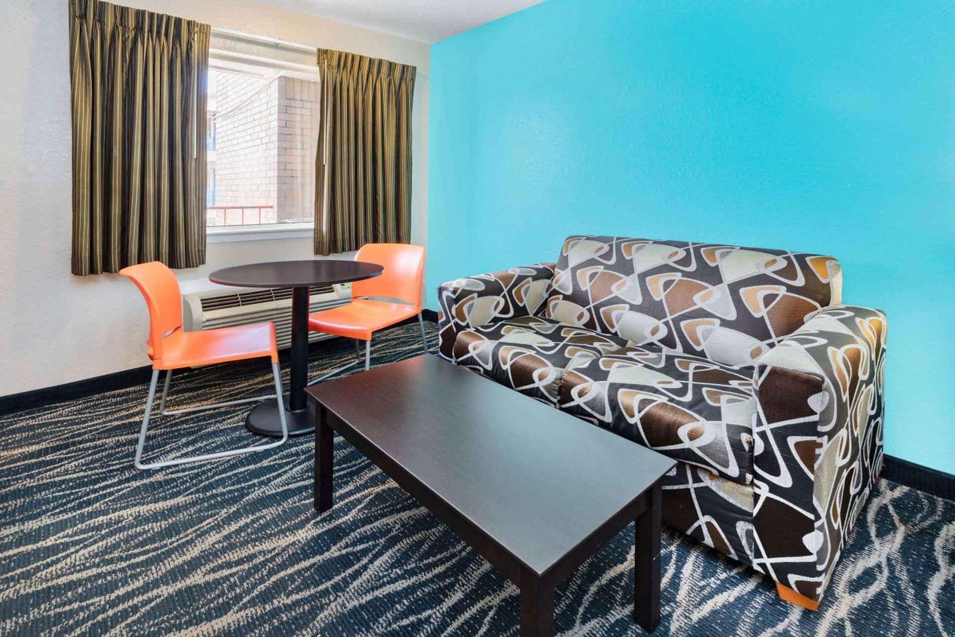 Howard Johnson by Wyndham Houston Hobby Airport photo 28