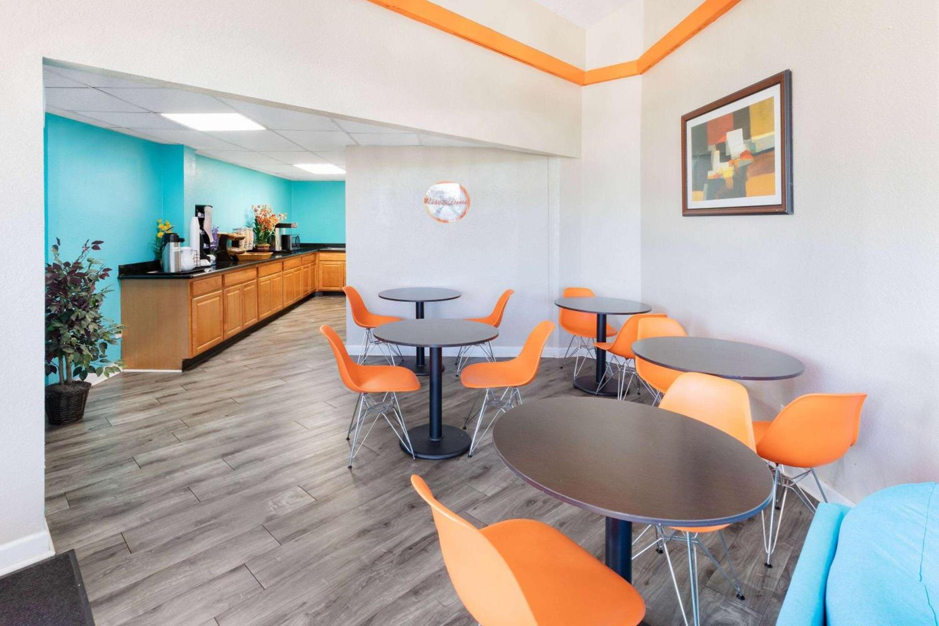 Howard Johnson by Wyndham Houston Hobby Airport photo 32