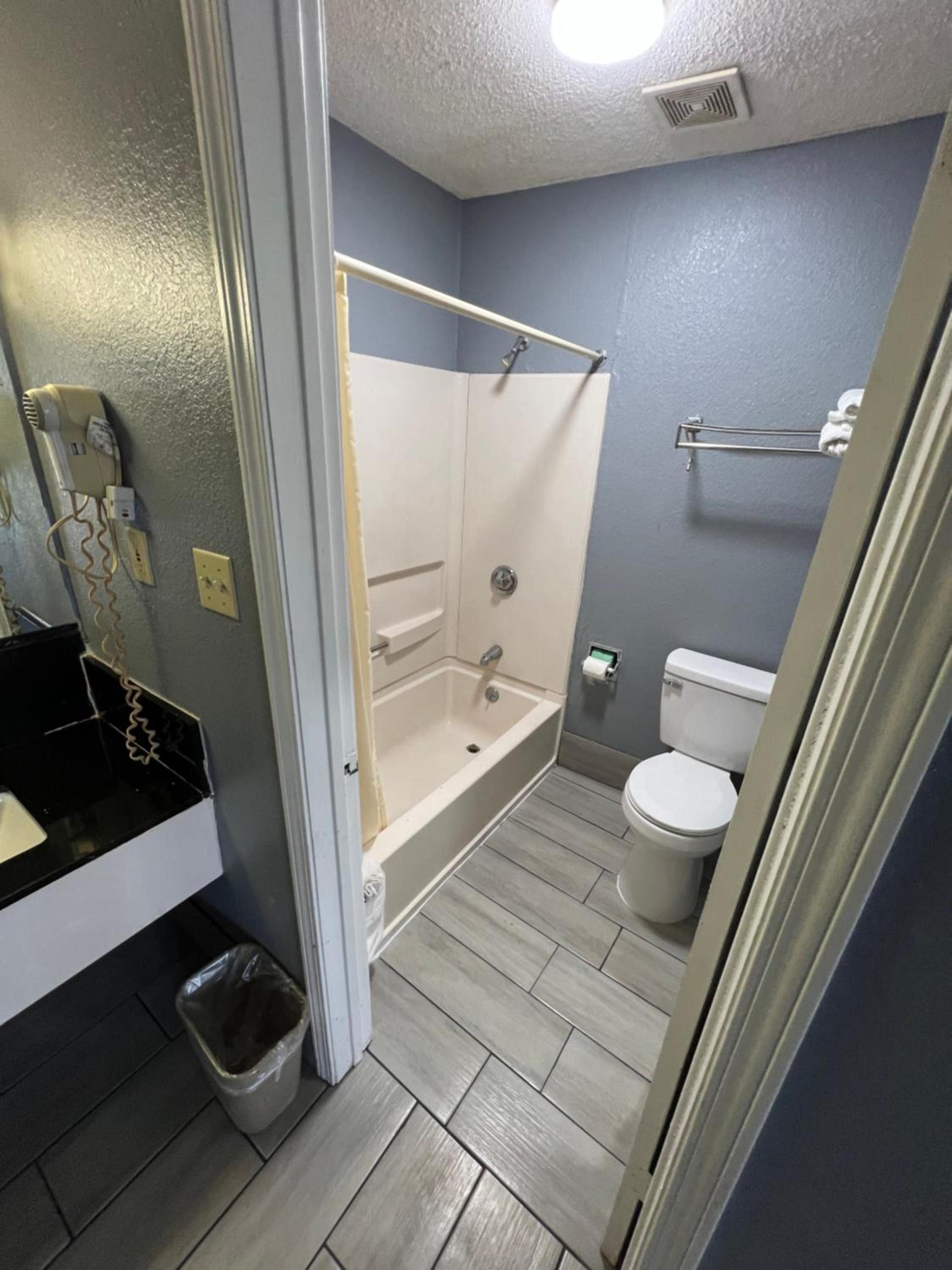 Executive Inn and Suites - Jackson photo 19