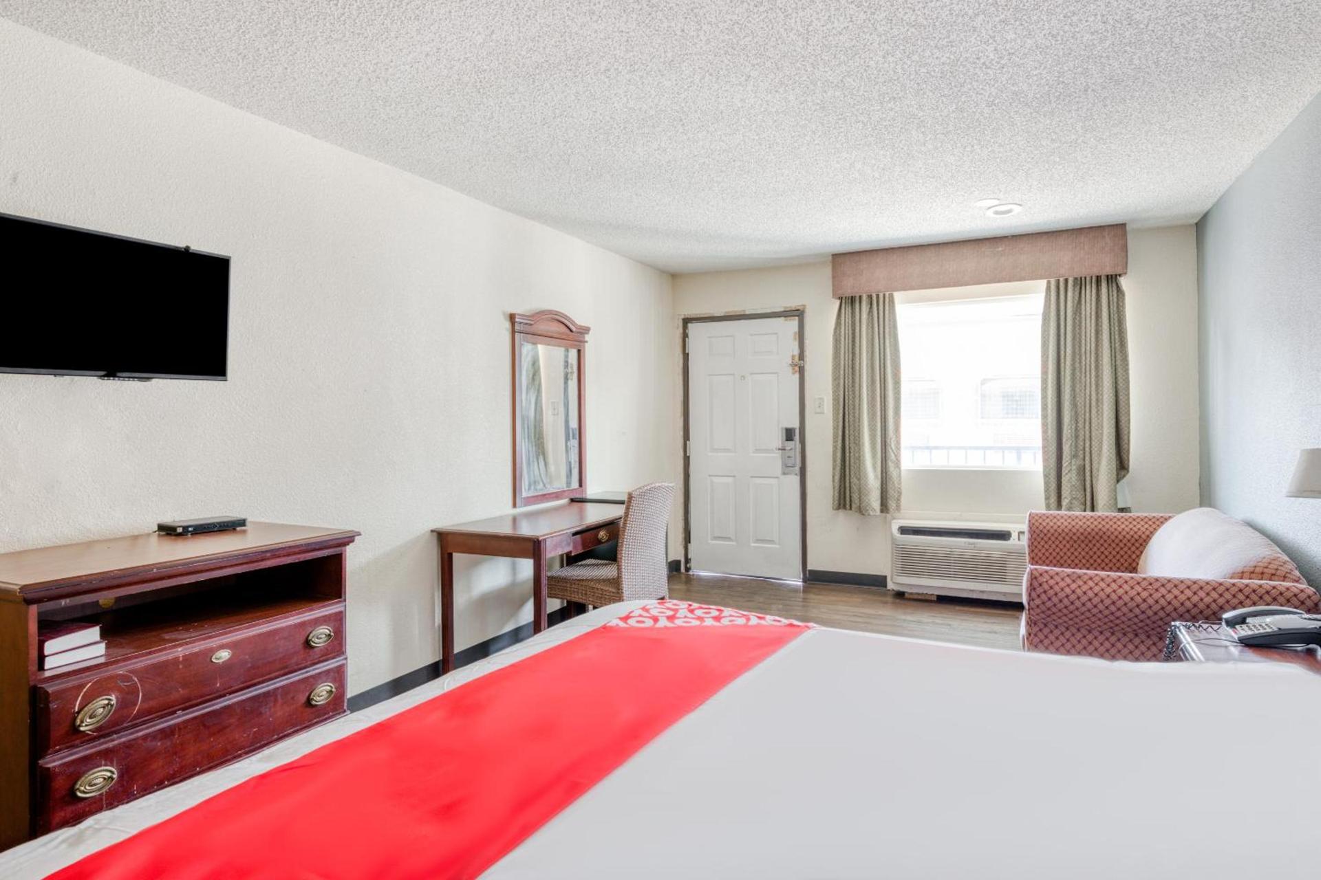OYO Hotel Rosenberg TX I-69 photo 18