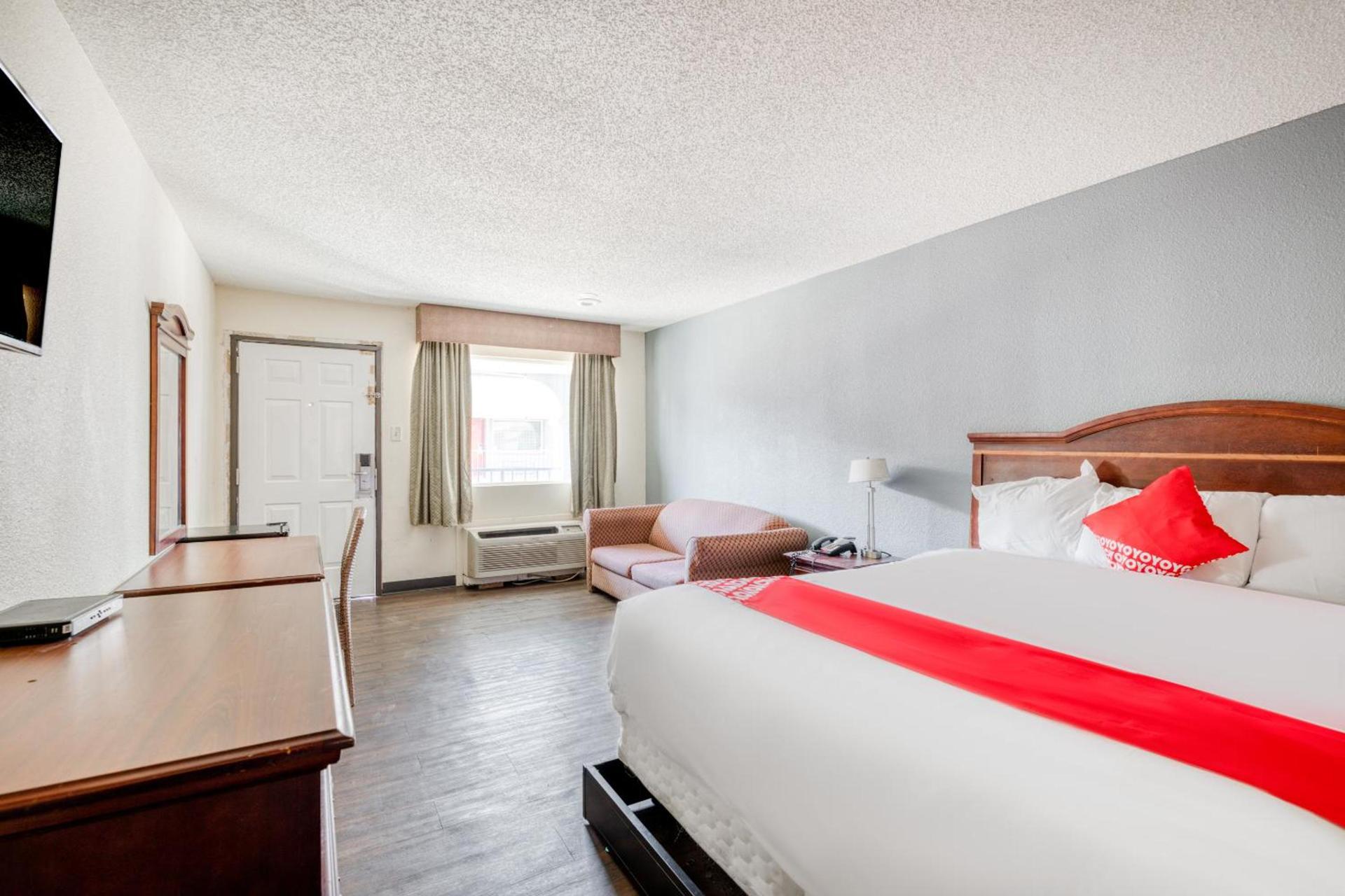 OYO Hotel Rosenberg TX I-69 photo 17