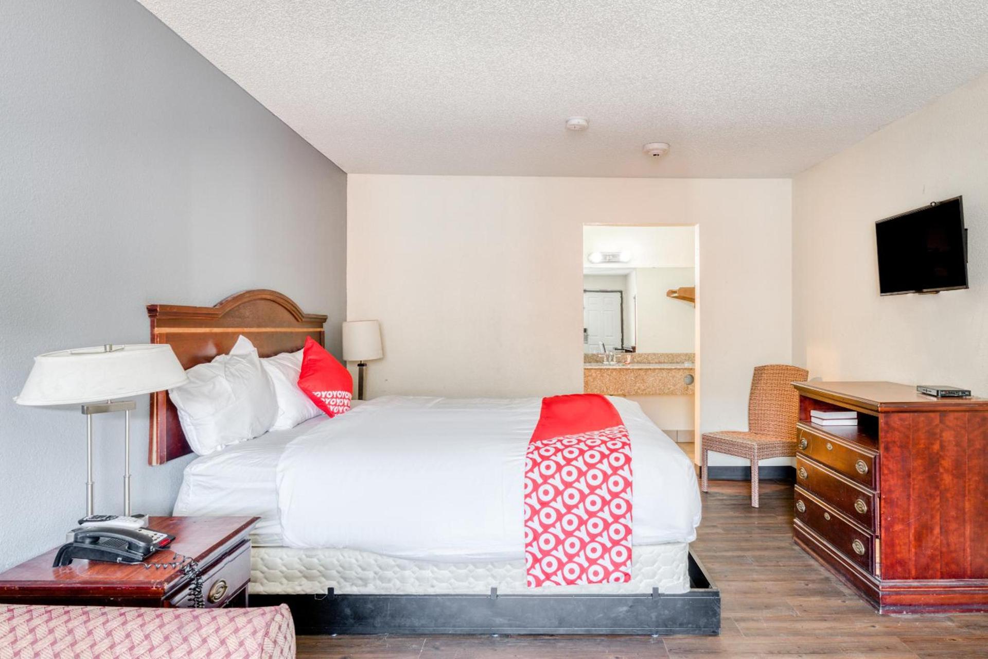 OYO Hotel Rosenberg TX I-69 photo 16