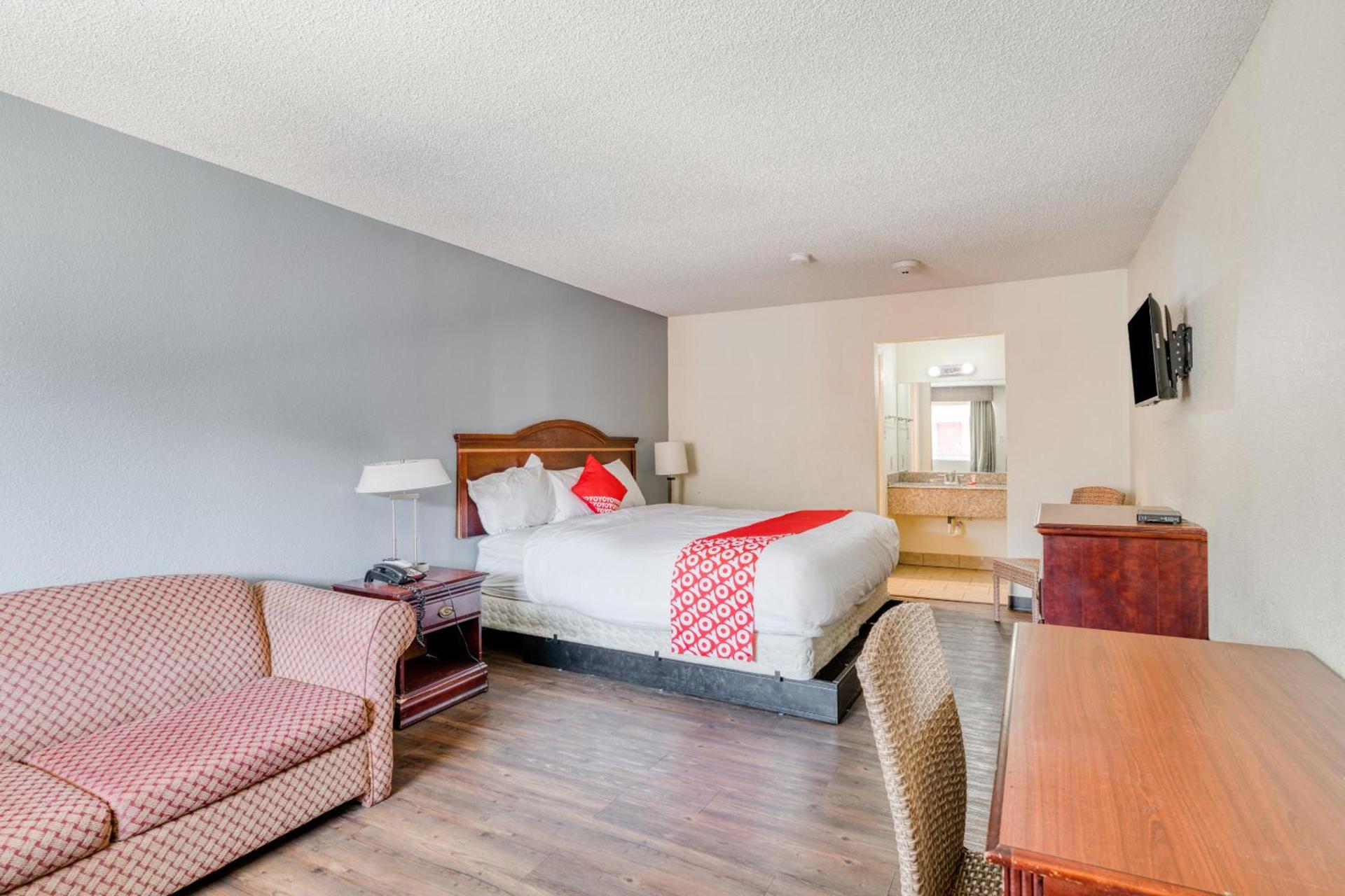 OYO Hotel Rosenberg TX I-69 photo 15