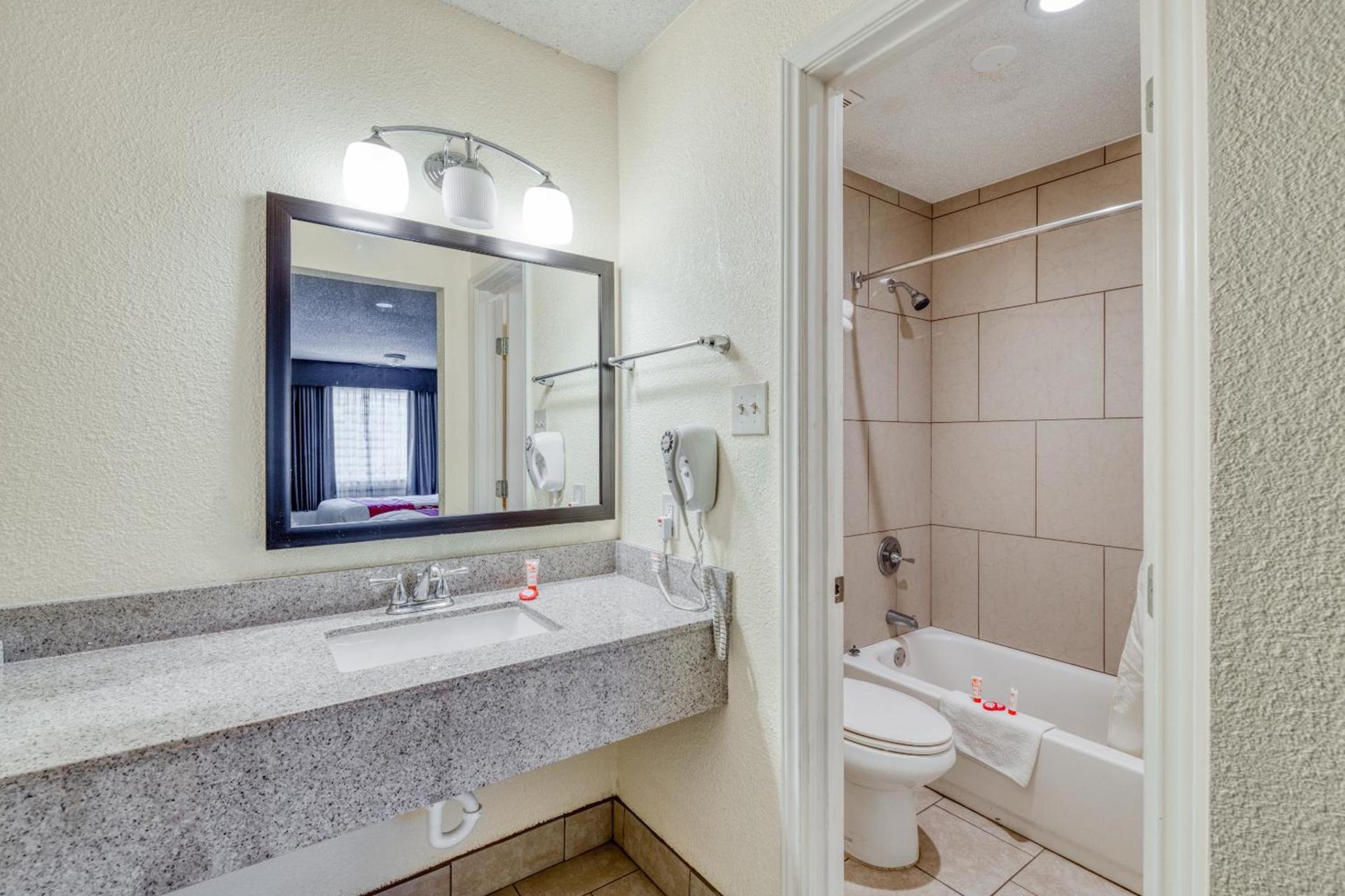 OYO Hotel Rosenberg TX I-69 photo 21