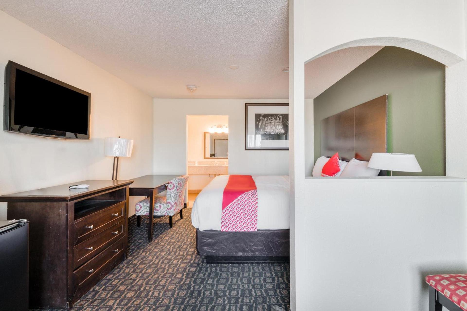 OYO Hotel Rosenberg TX I-69 photo 28