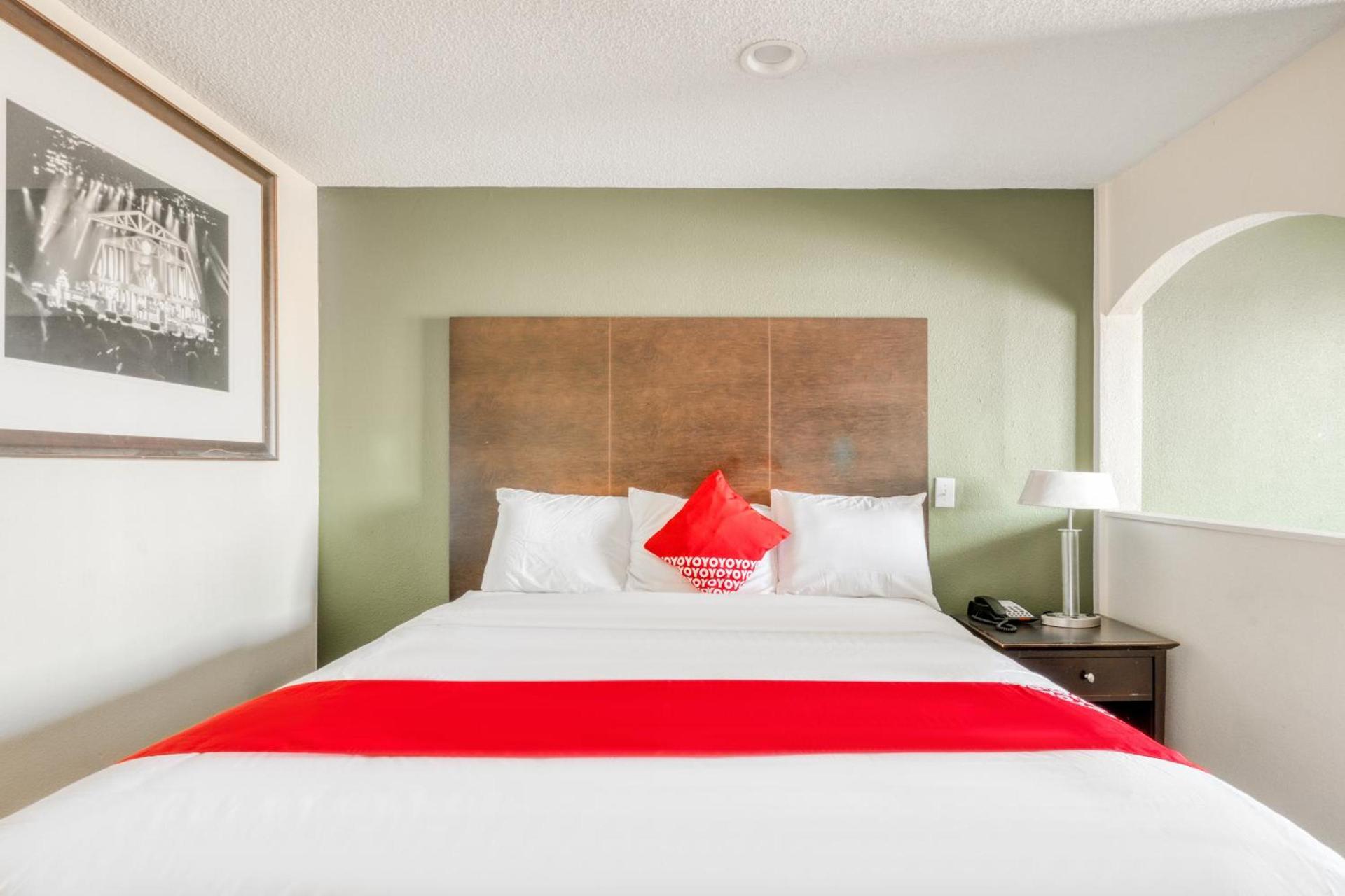 OYO Hotel Rosenberg TX I-69 photo 27