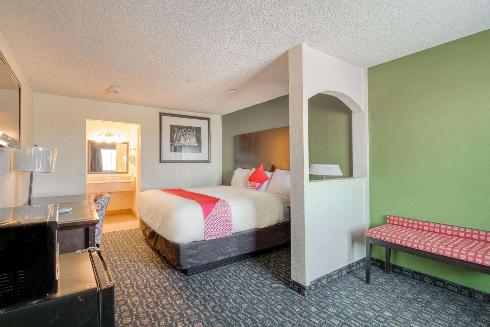 OYO Hotel Rosenberg TX I-69 photo 25