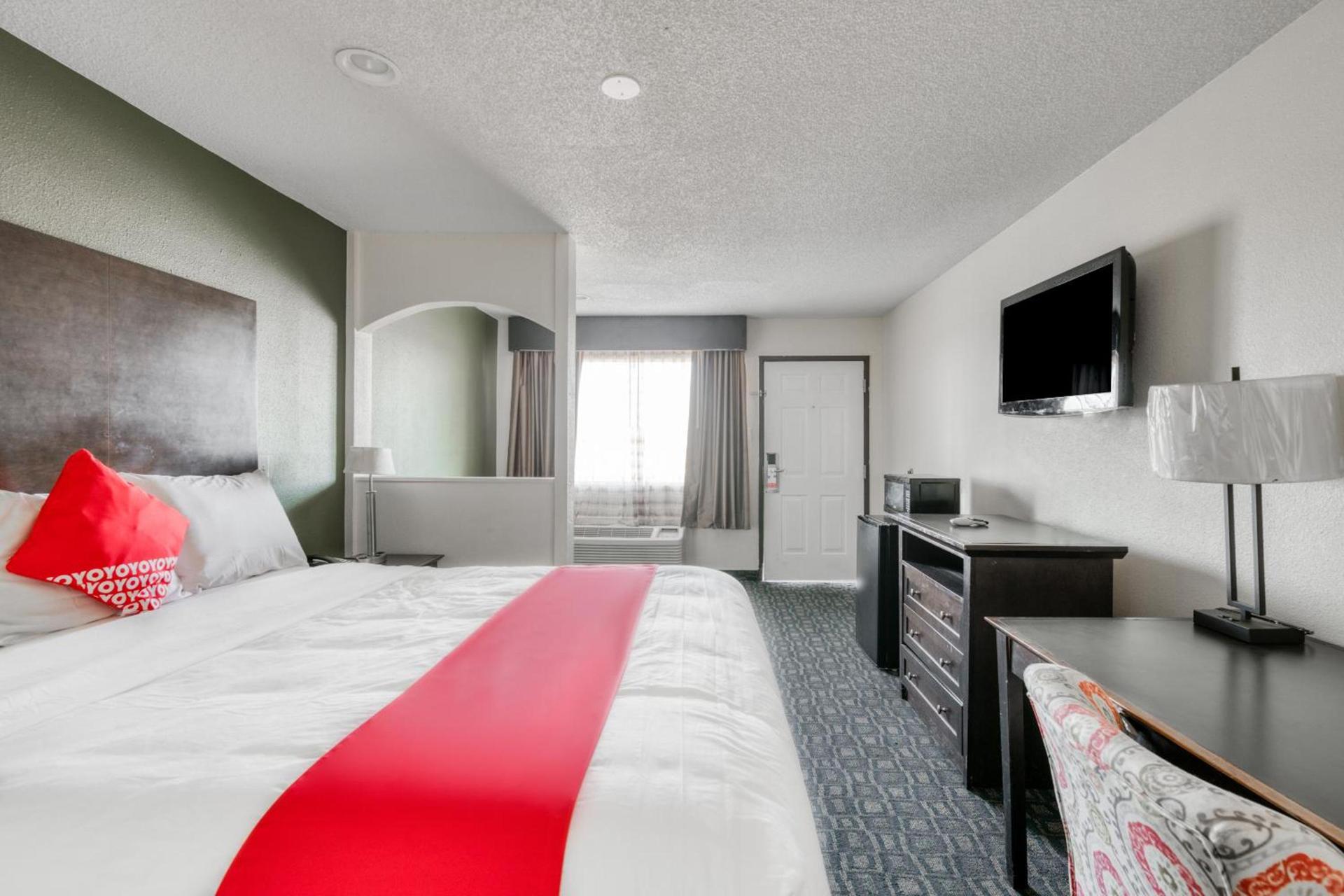 OYO Hotel Rosenberg TX I-69 photo 26