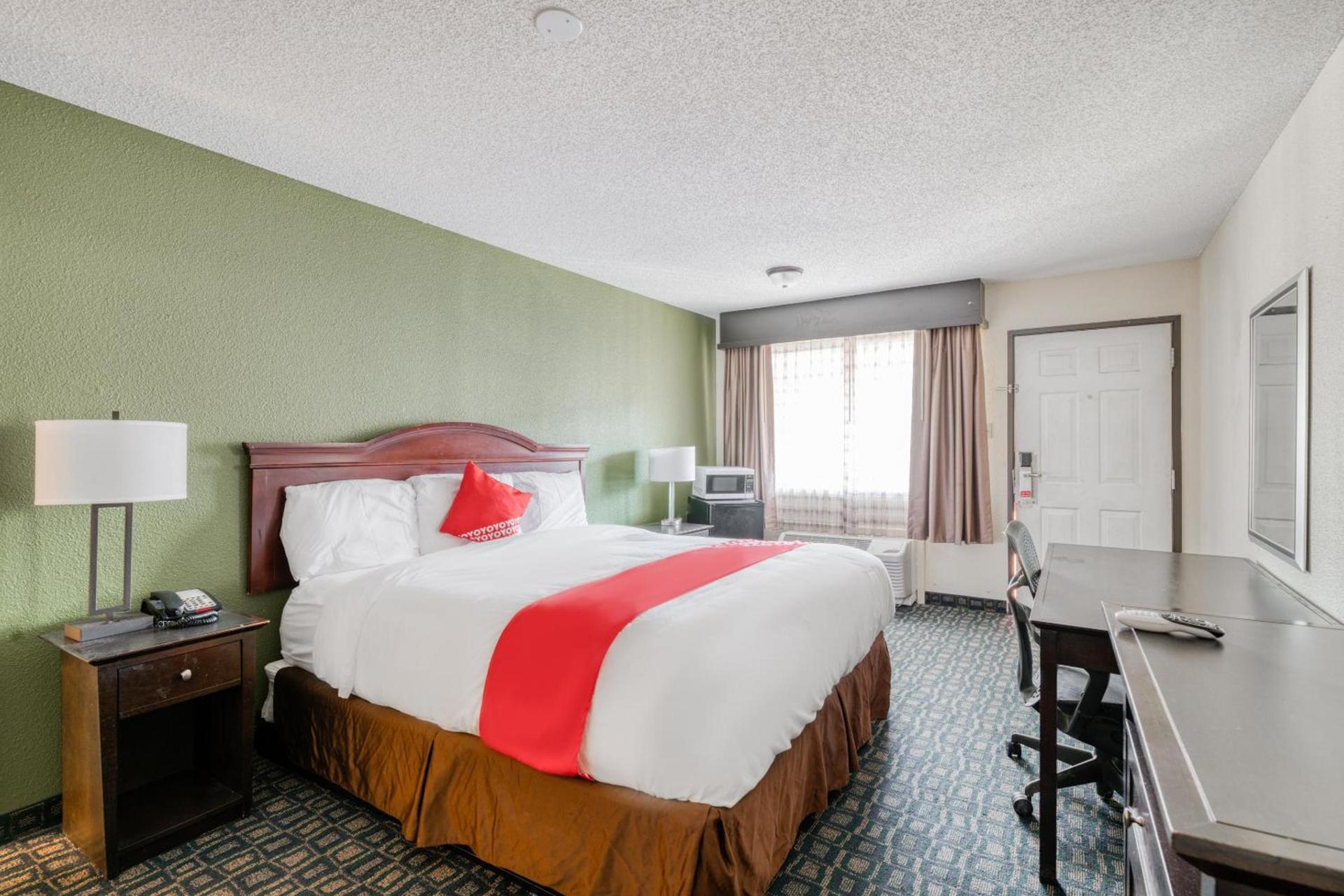 OYO Hotel Rosenberg TX I-69 photo 31